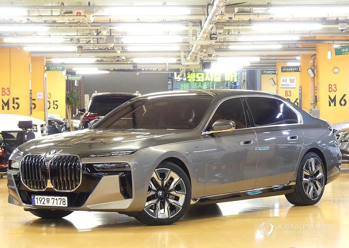 Автомобиль BMW 7-Series