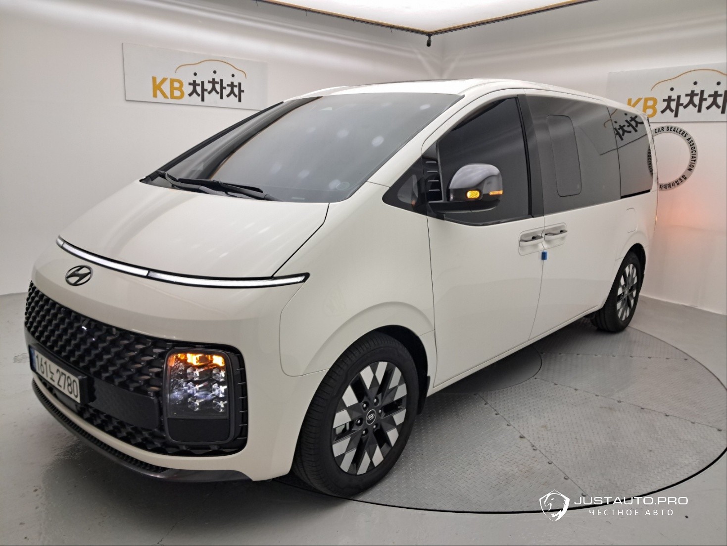 Автомобиль Hyundai Staria
