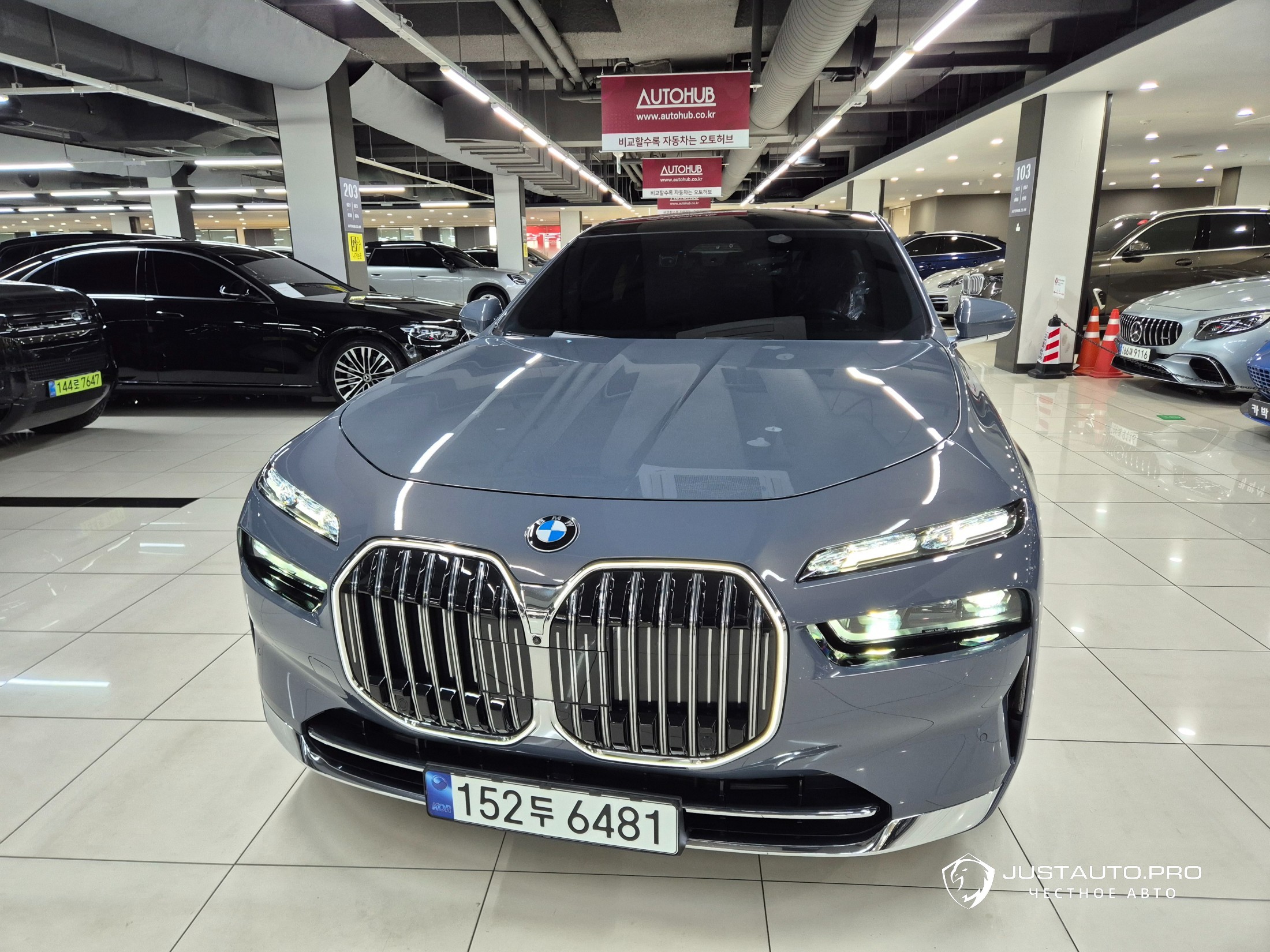 Автомобиль BMW 7-Series