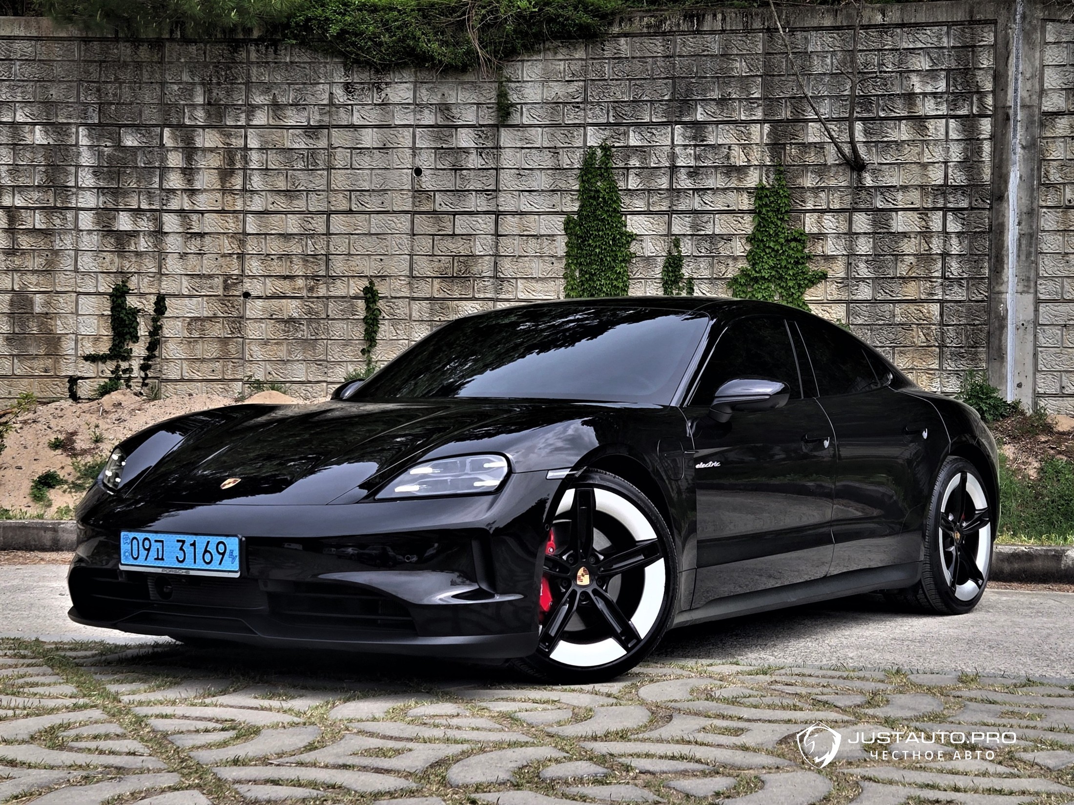 Автомобиль Porsche Taycan