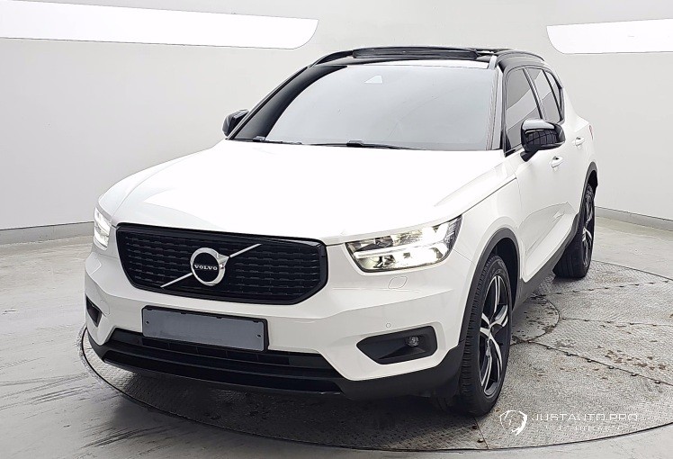 Автомобиль Volvo XC40