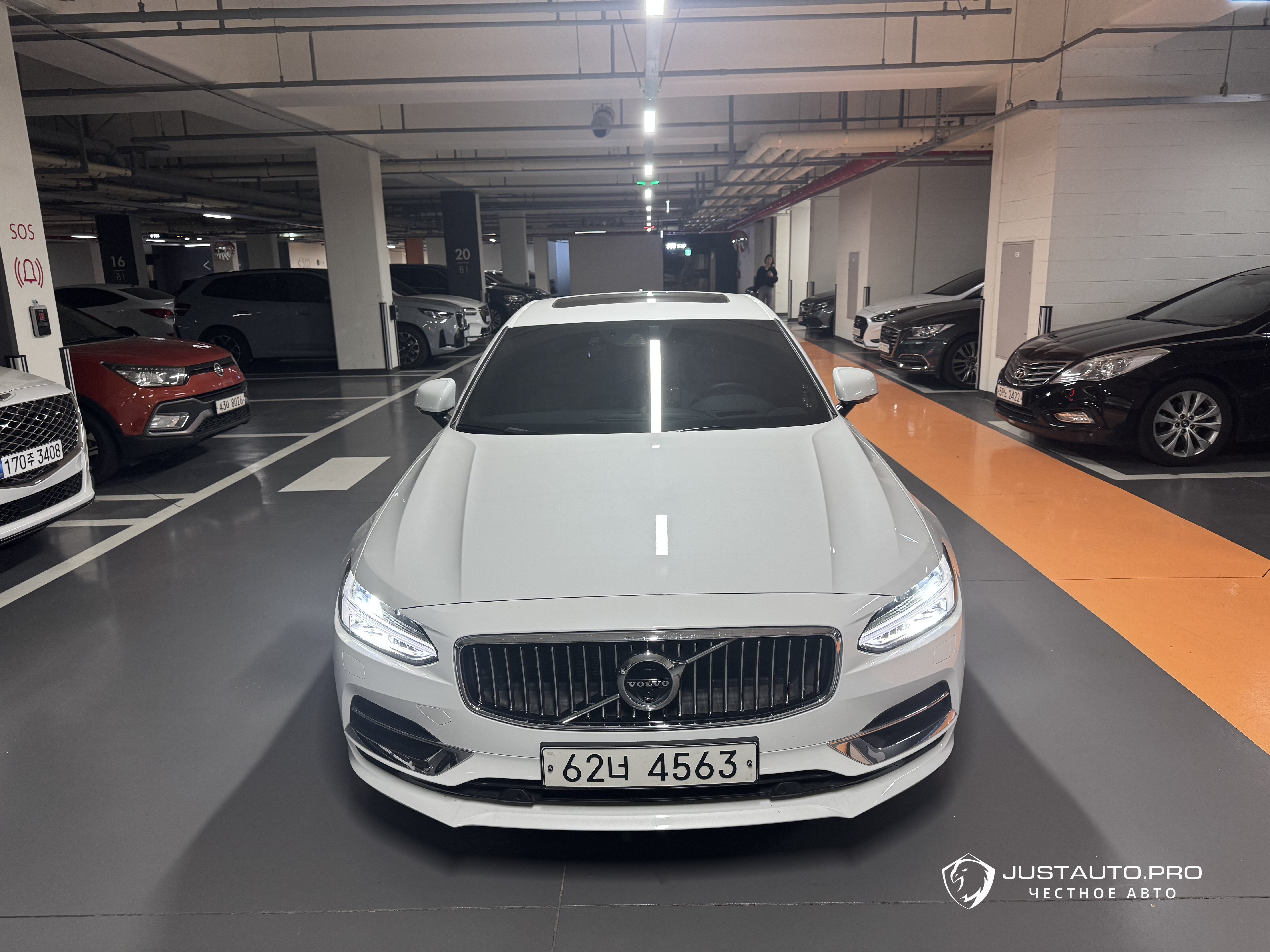 Автомобиль Volvo S90