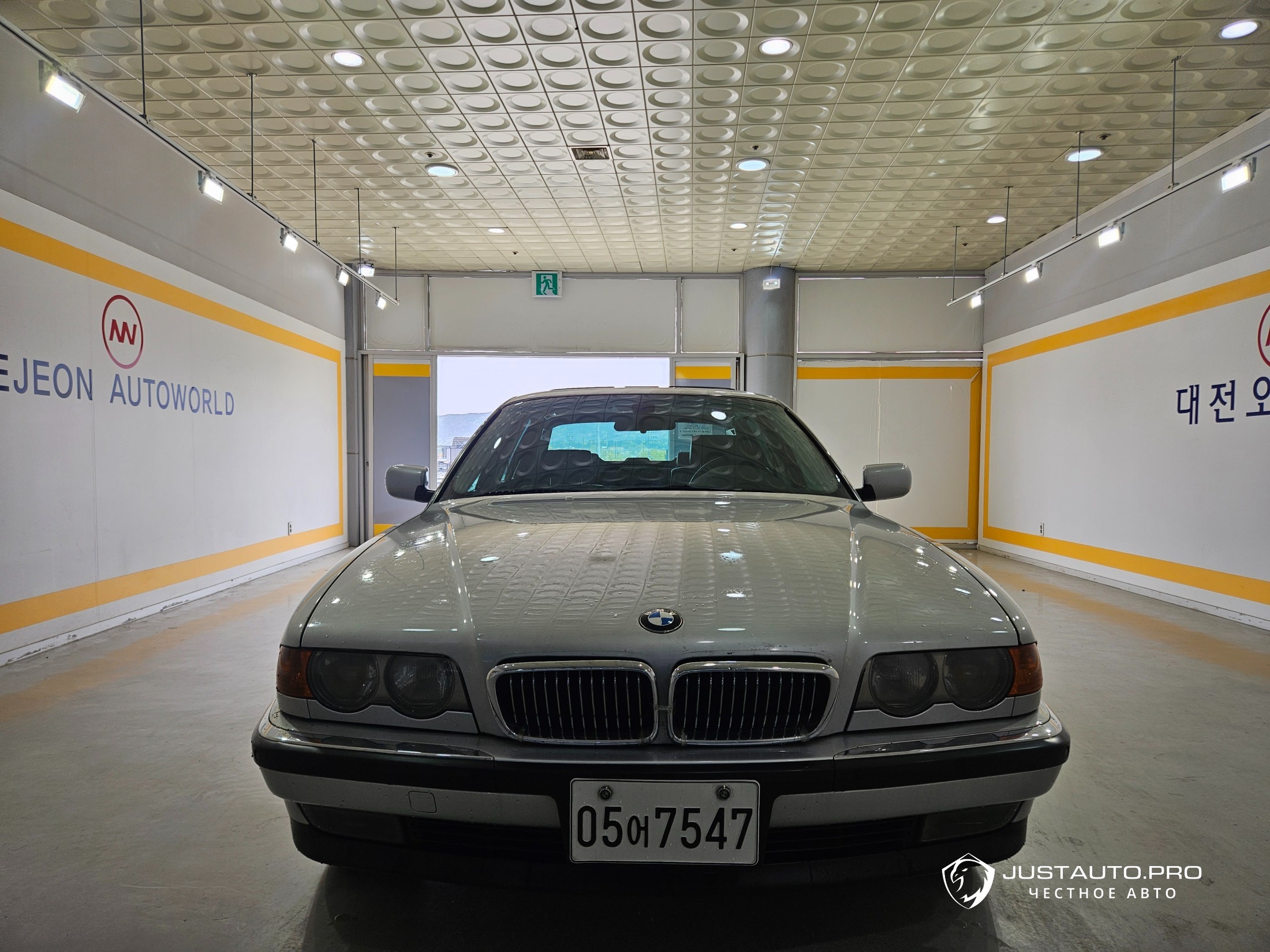 Автомобиль BMW 7-Series