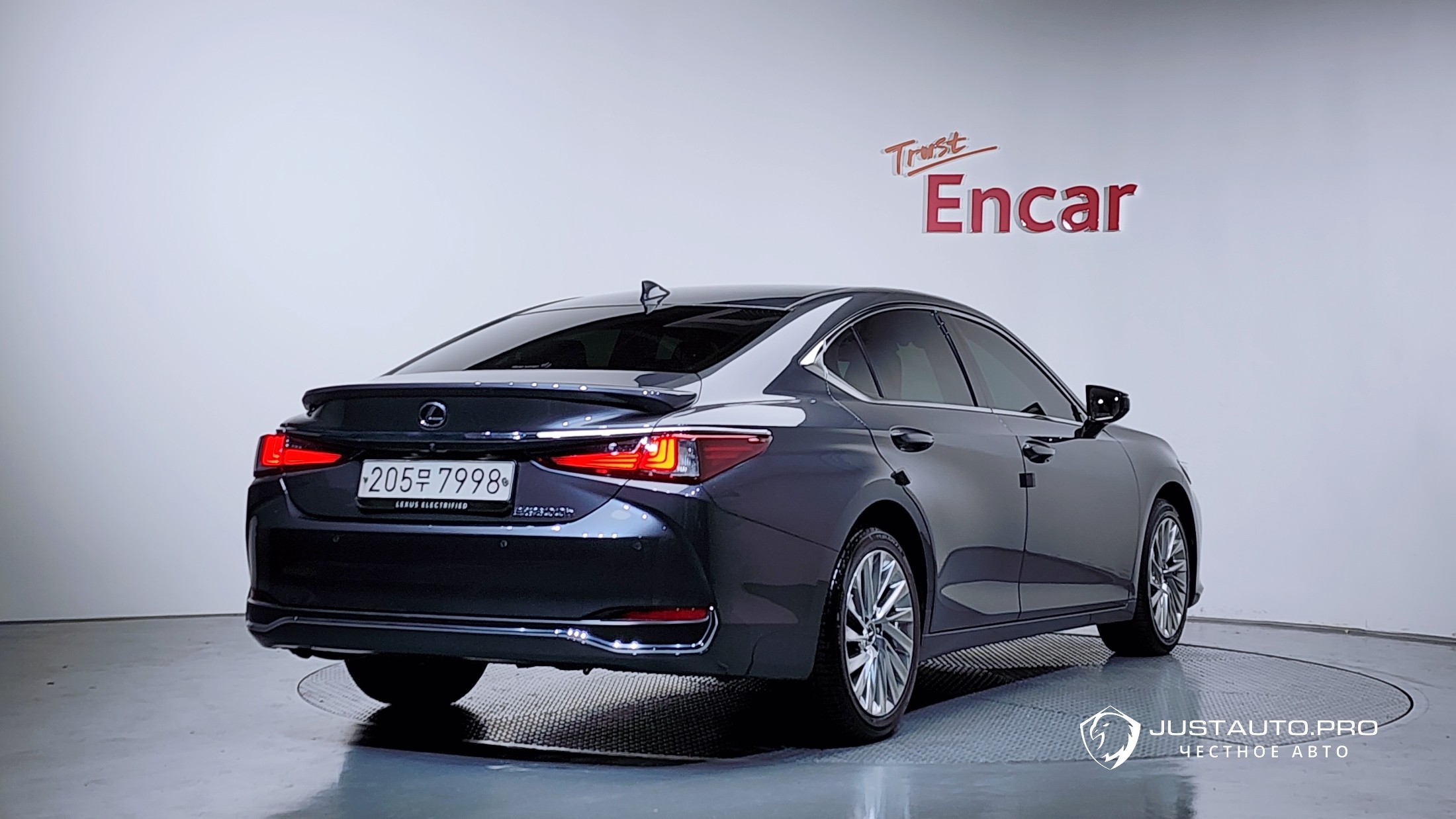 Автомобиль Lexus ES