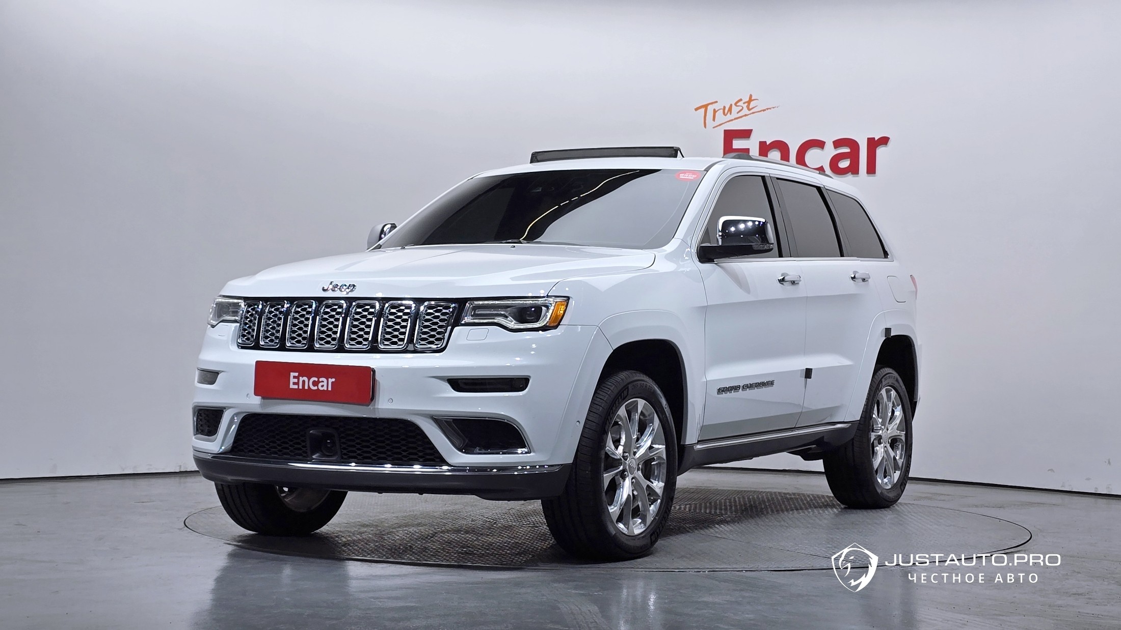 Автомобиль Jeep Cherokee