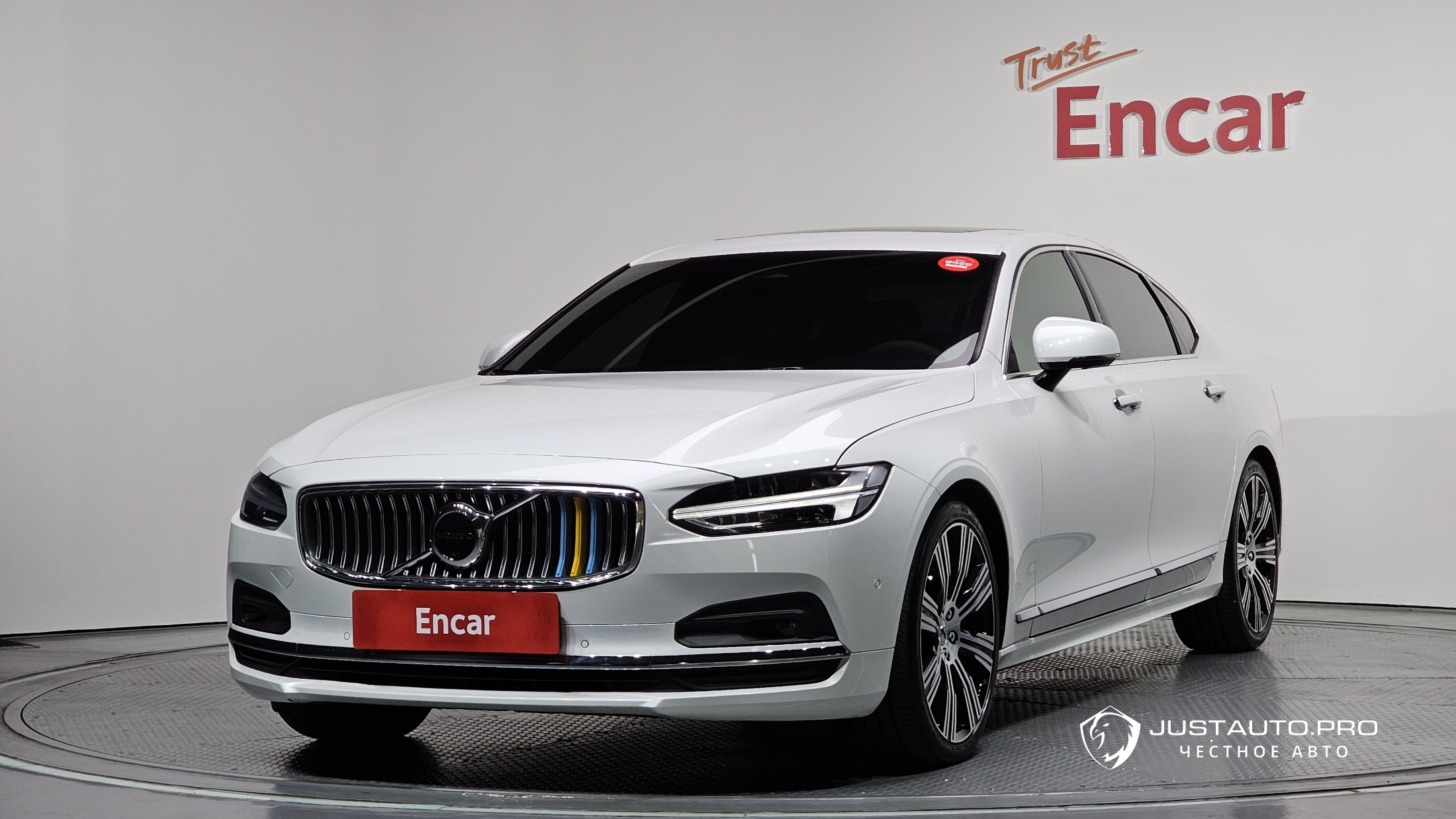 Автомобиль Volvo S90