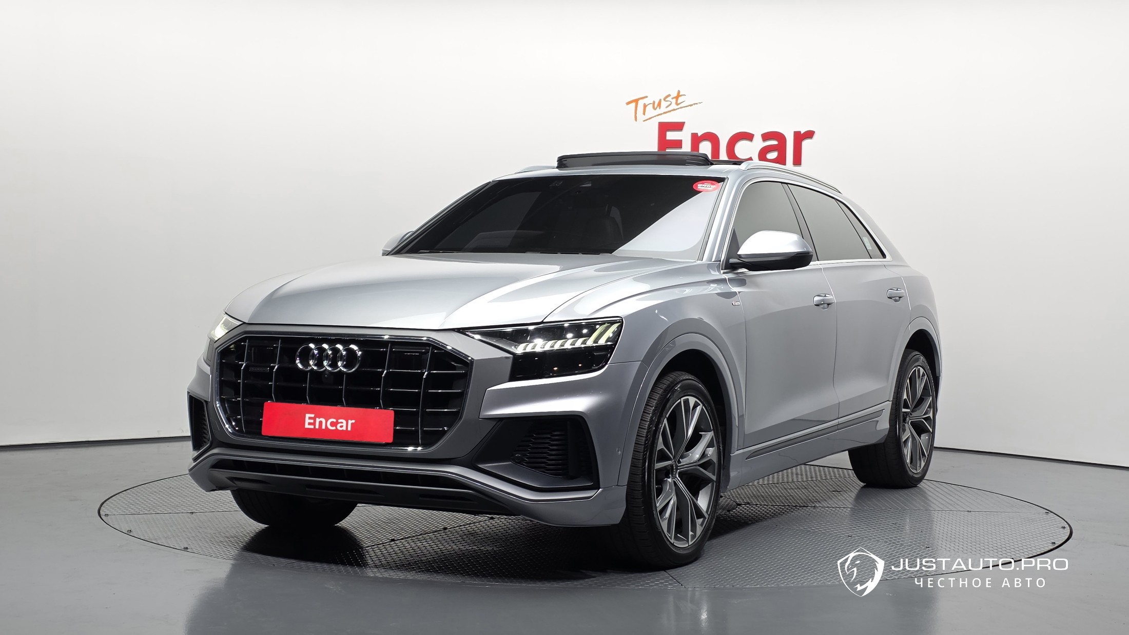 Автомобиль Audi Q8