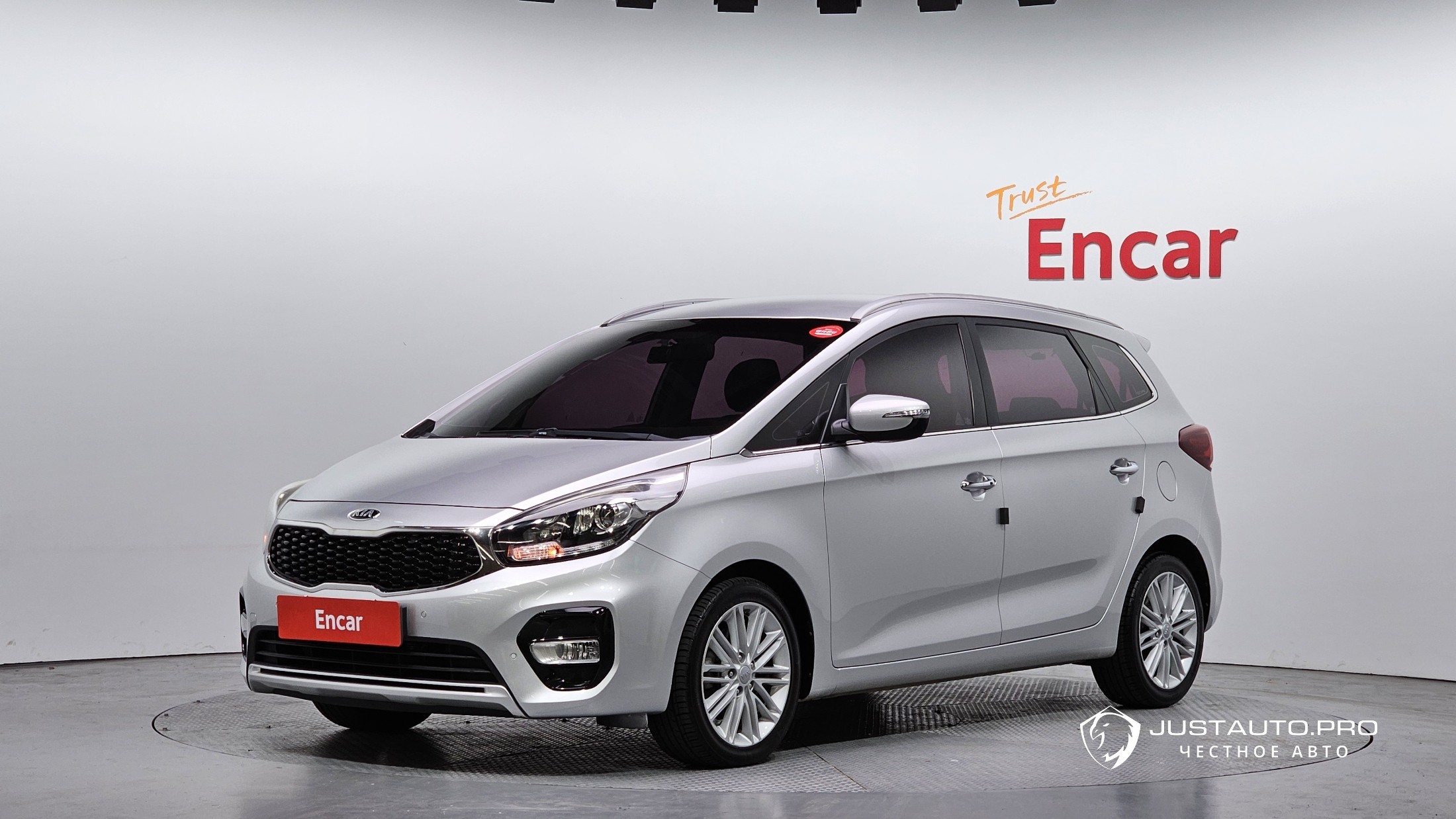 Автомобиль Kia Carens