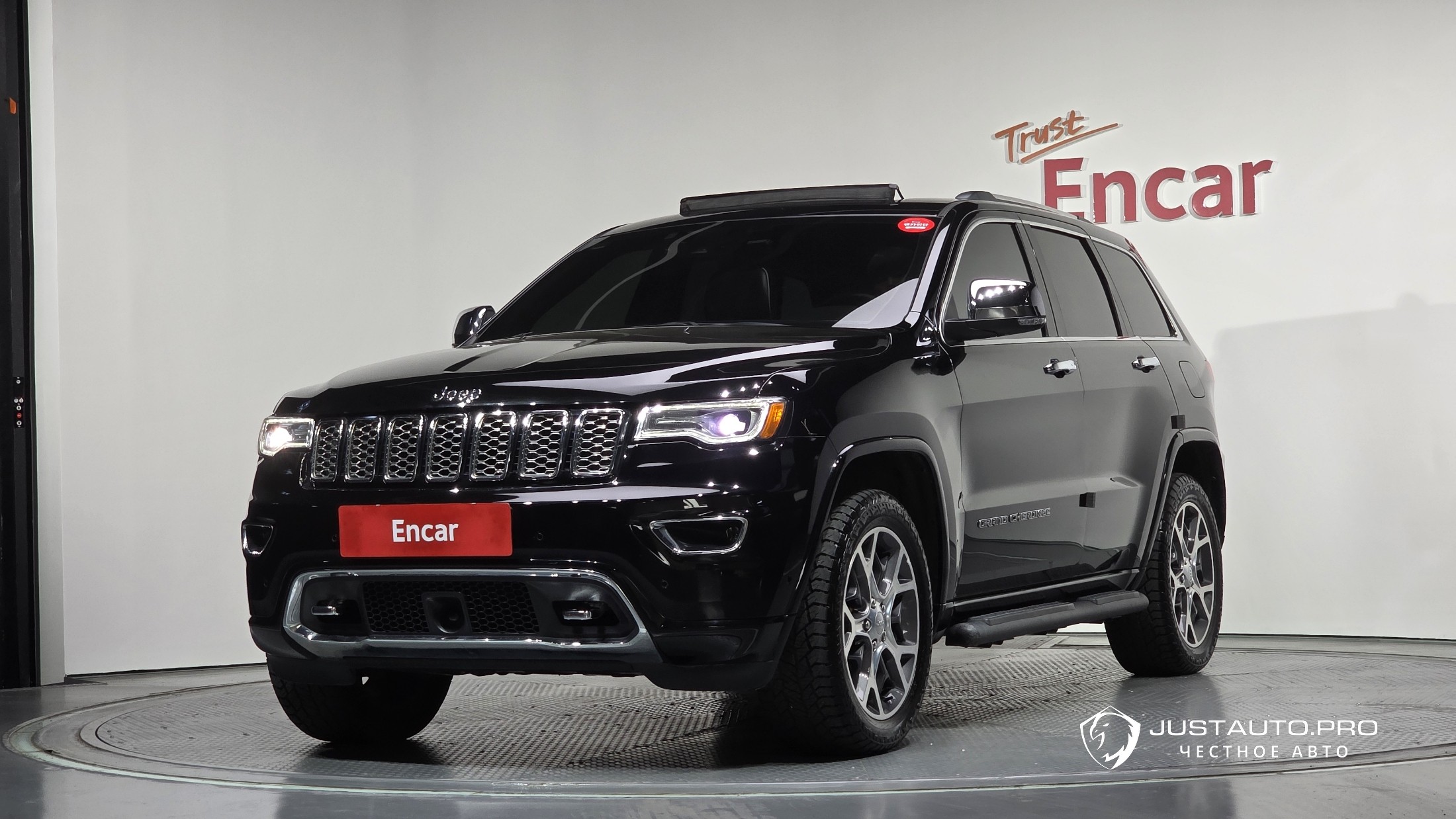 Автомобиль Jeep Cherokee