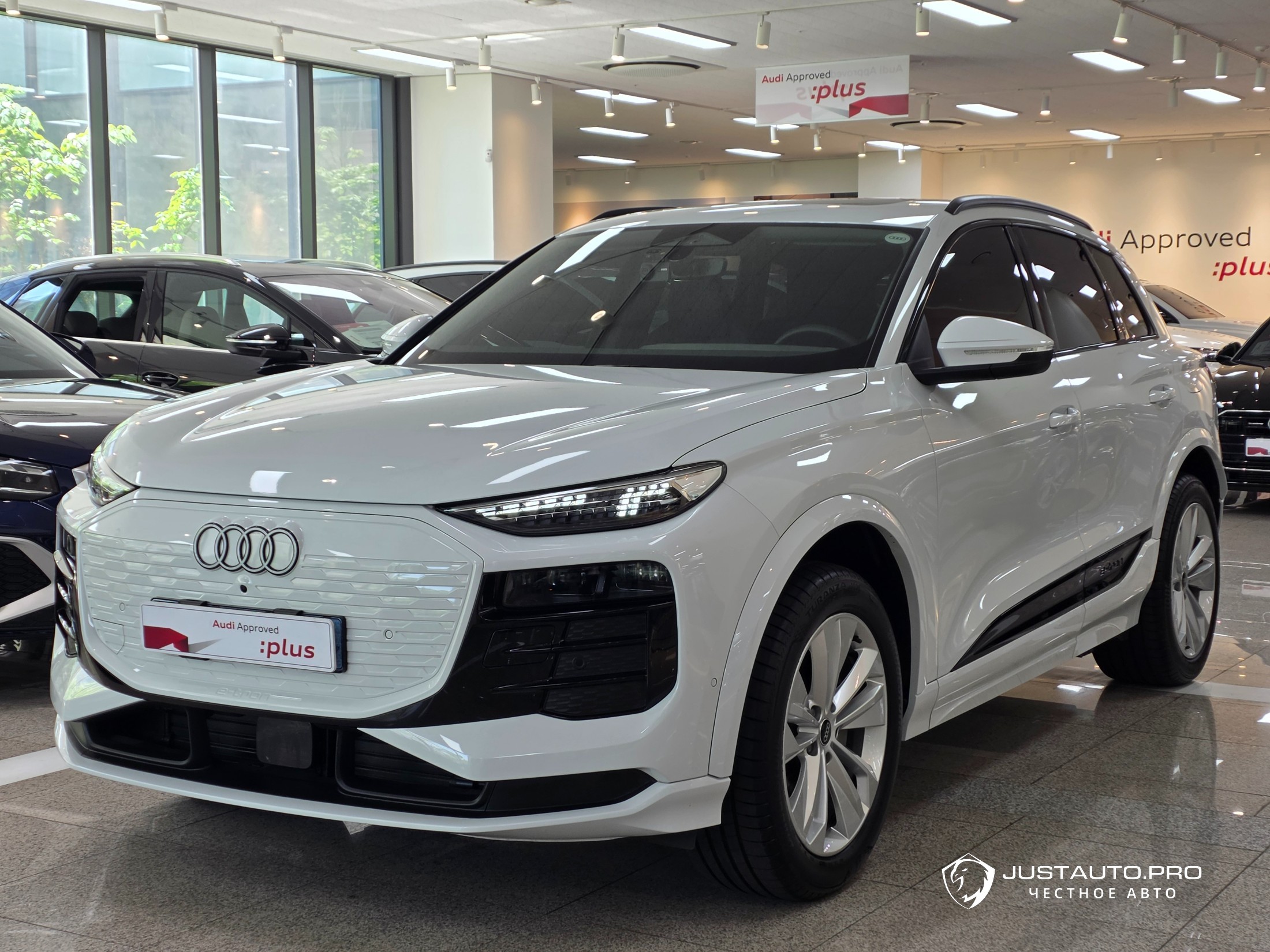 Автомобиль Audi Q6 e-tron