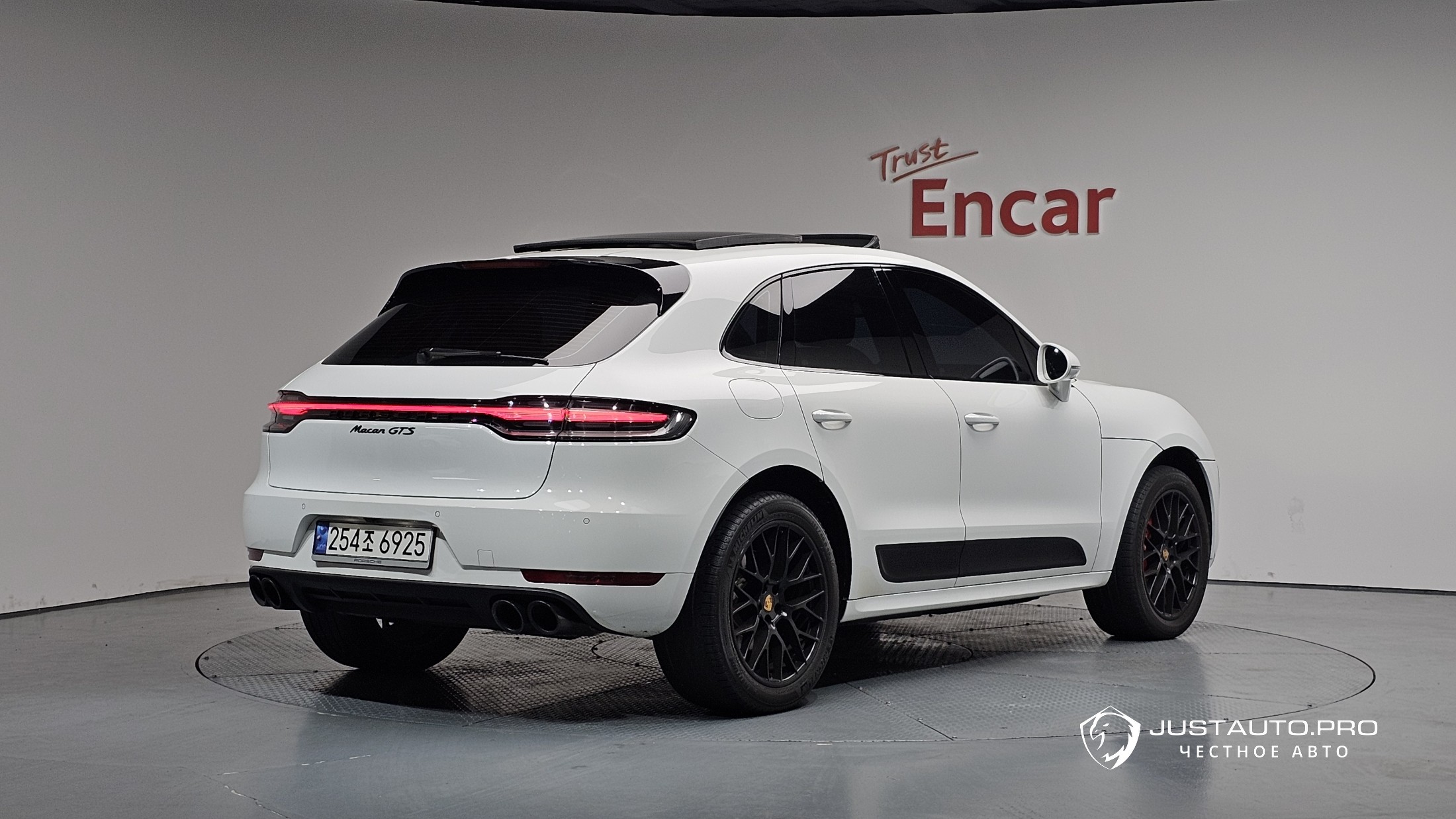 Автомобиль Porsche Macan