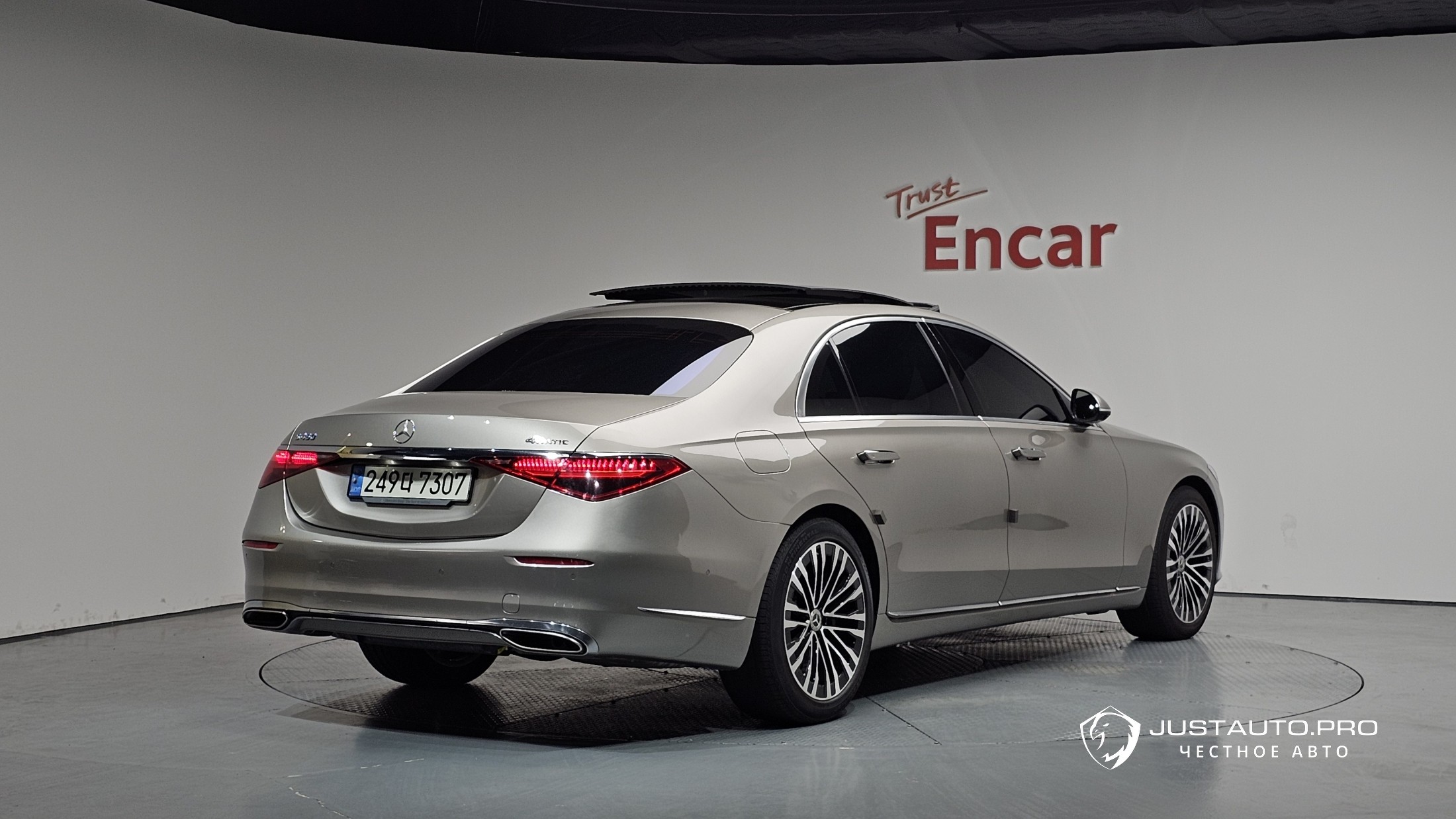 Автомобиль Mercedes-Benz S-Class