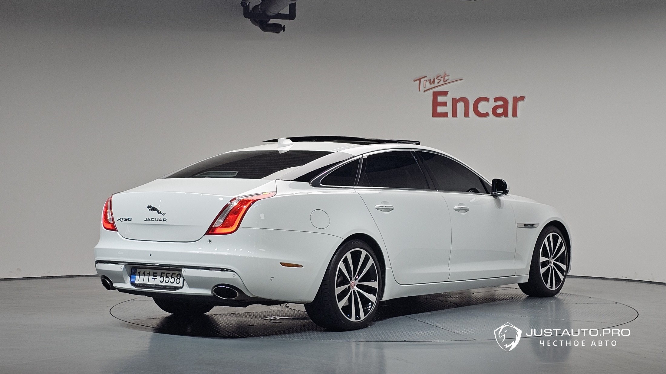 Автомобиль Jaguar XJ