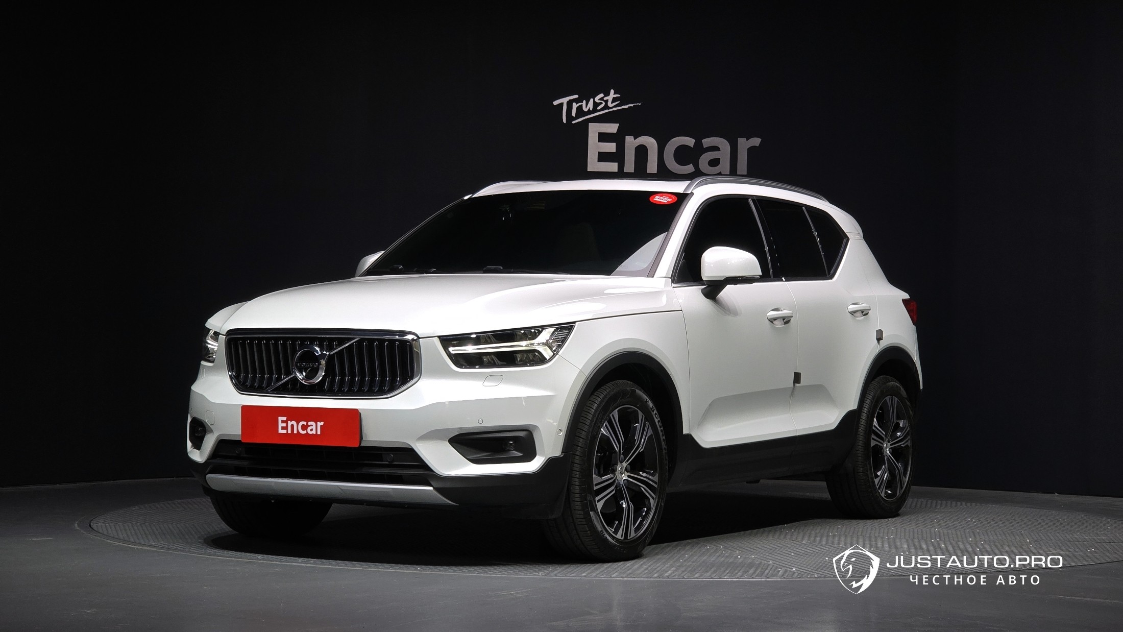 Автомобиль Volvo XC40