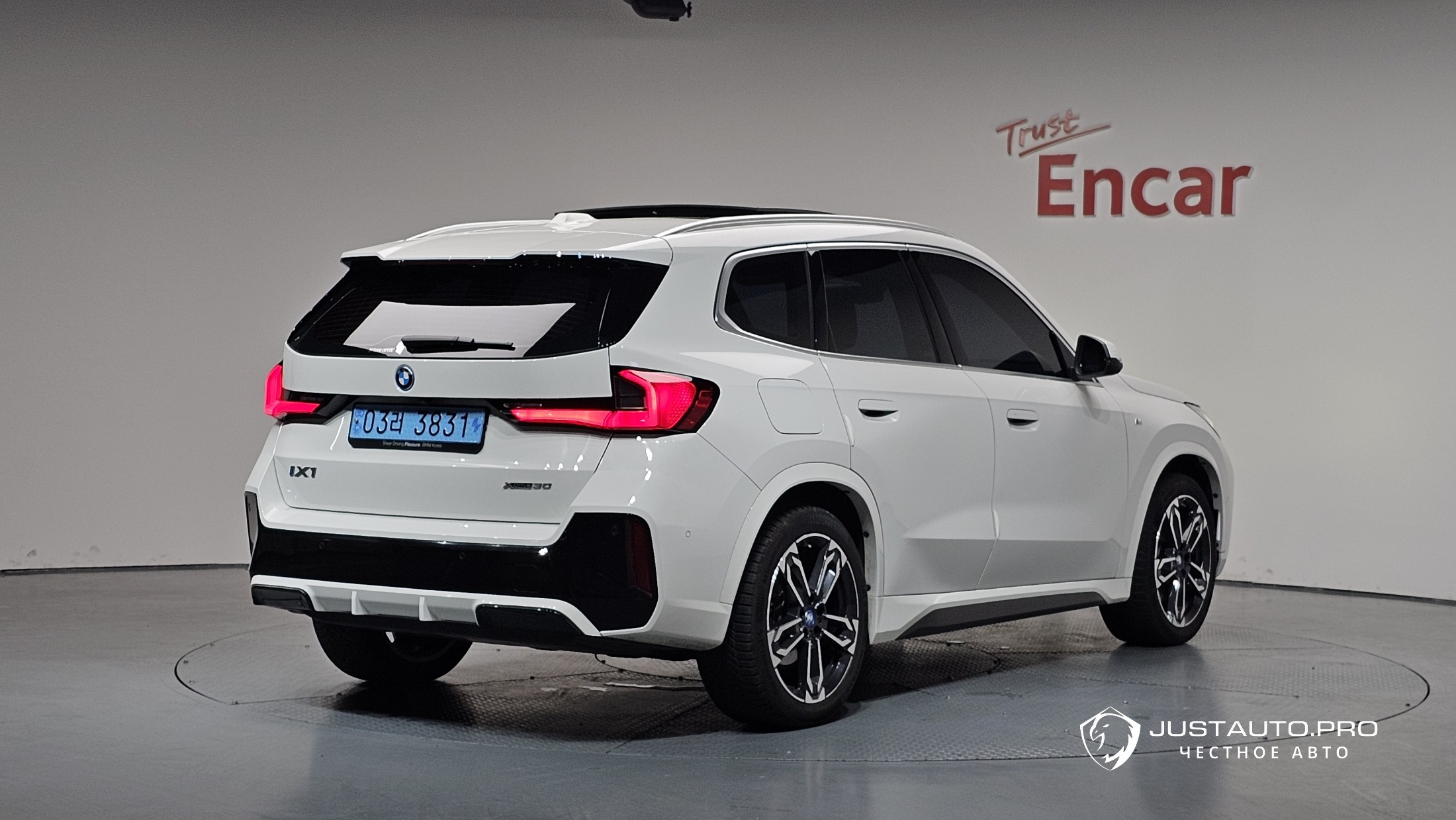 Автомобиль BMW iX1