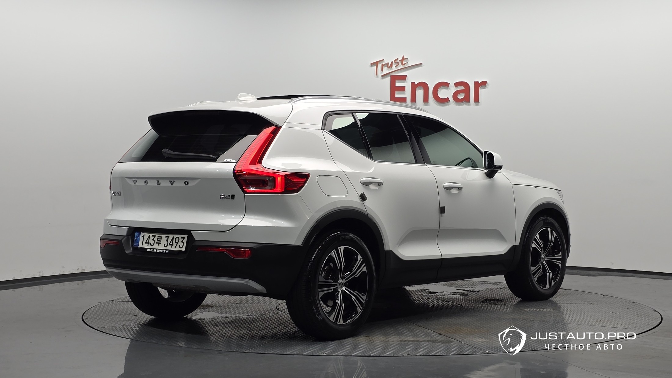 Автомобиль Volvo XC40