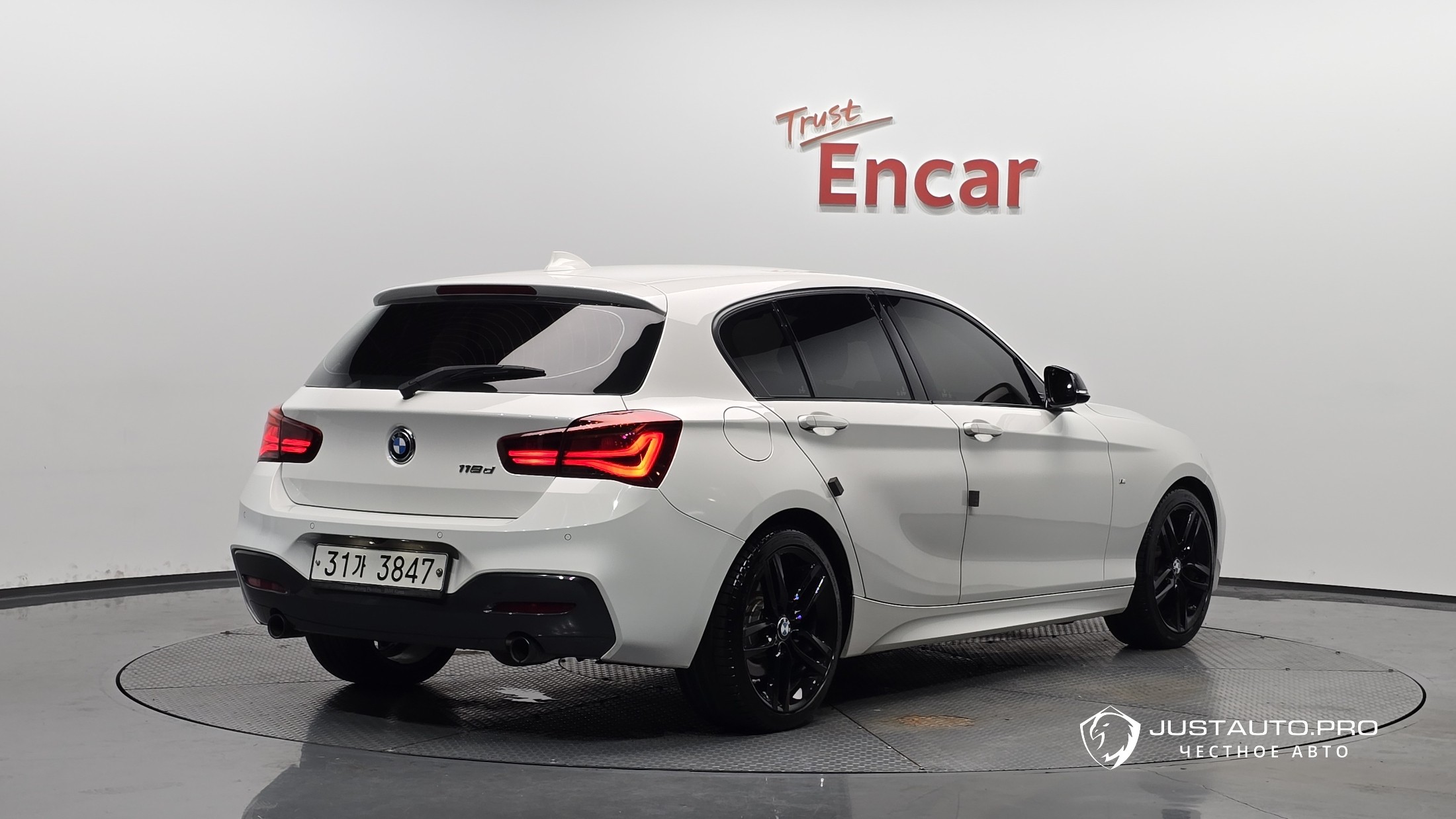 Автомобиль BMW 1-Series