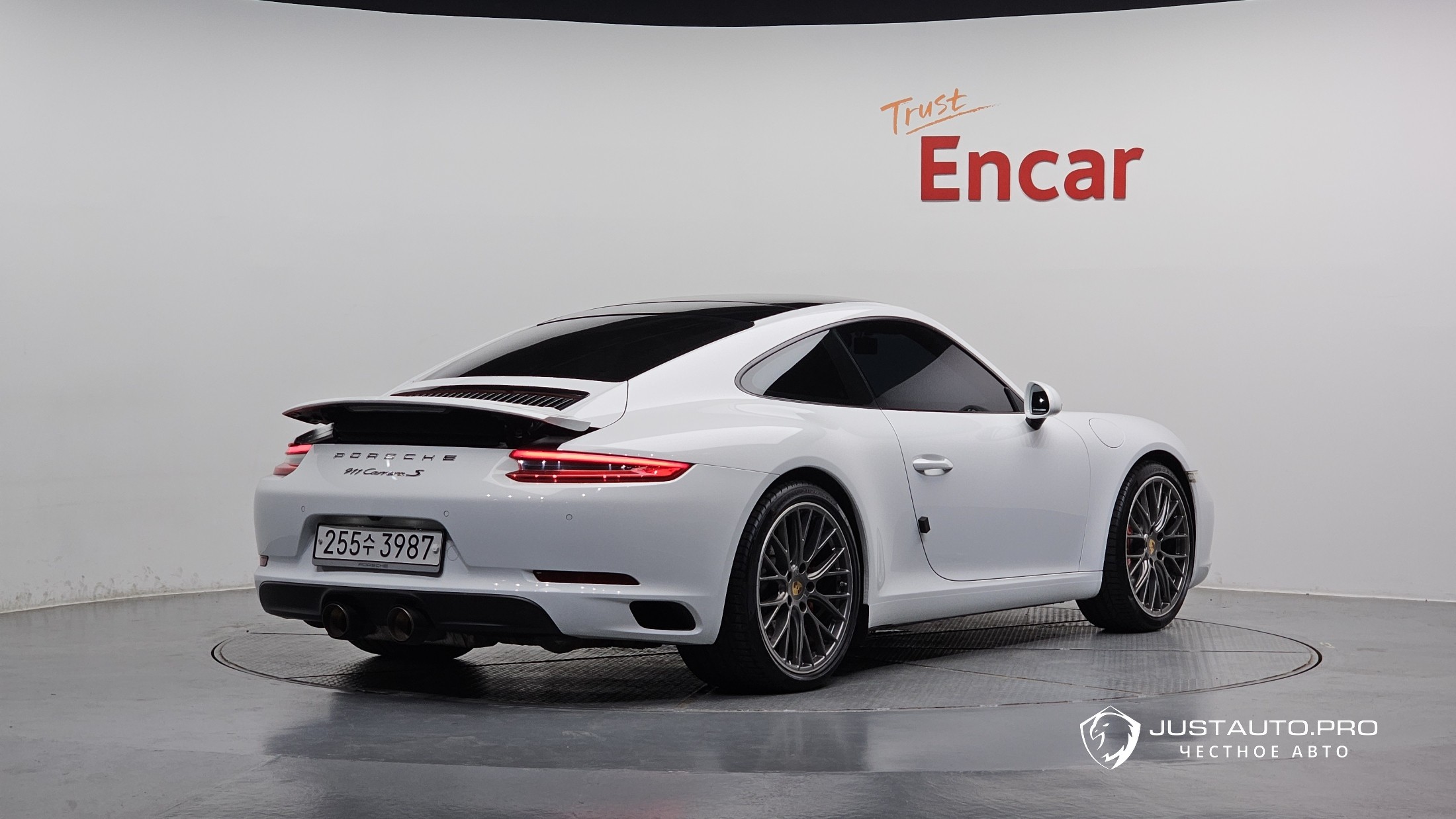 Автомобиль Porsche 911