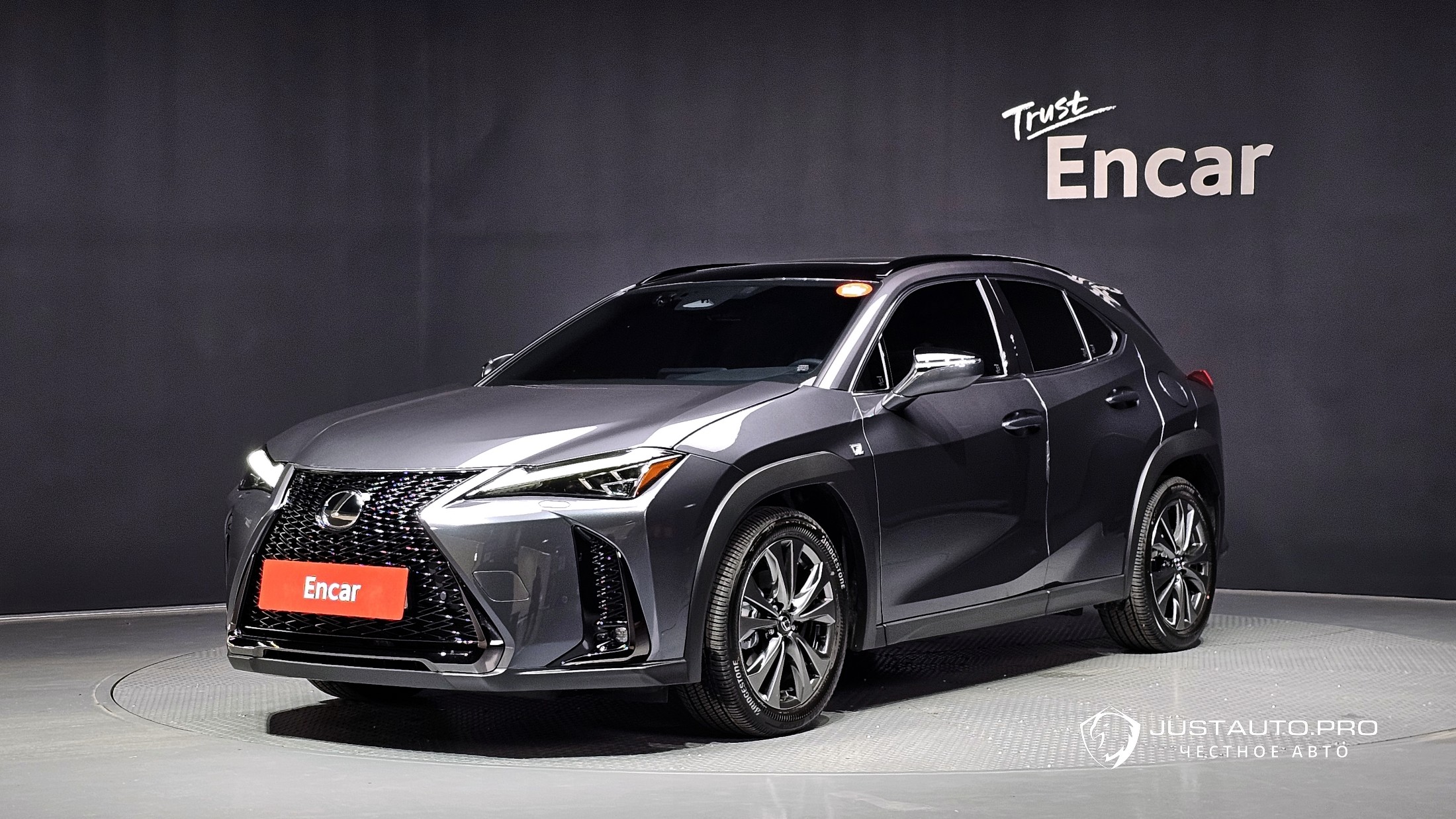 Автомобиль Lexus UX