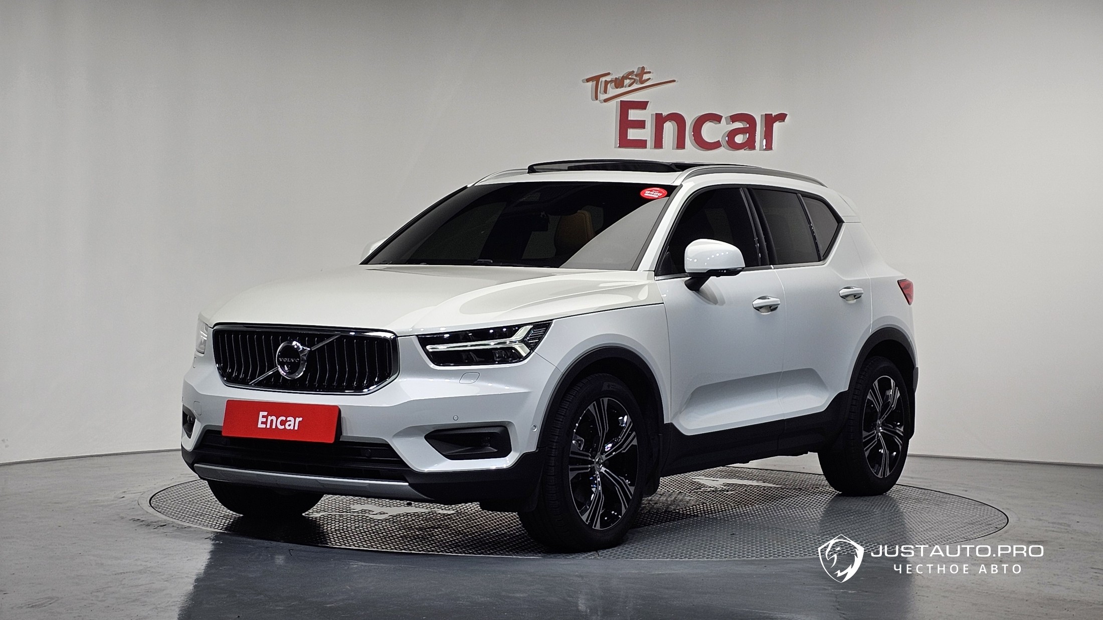 Автомобиль Volvo XC40