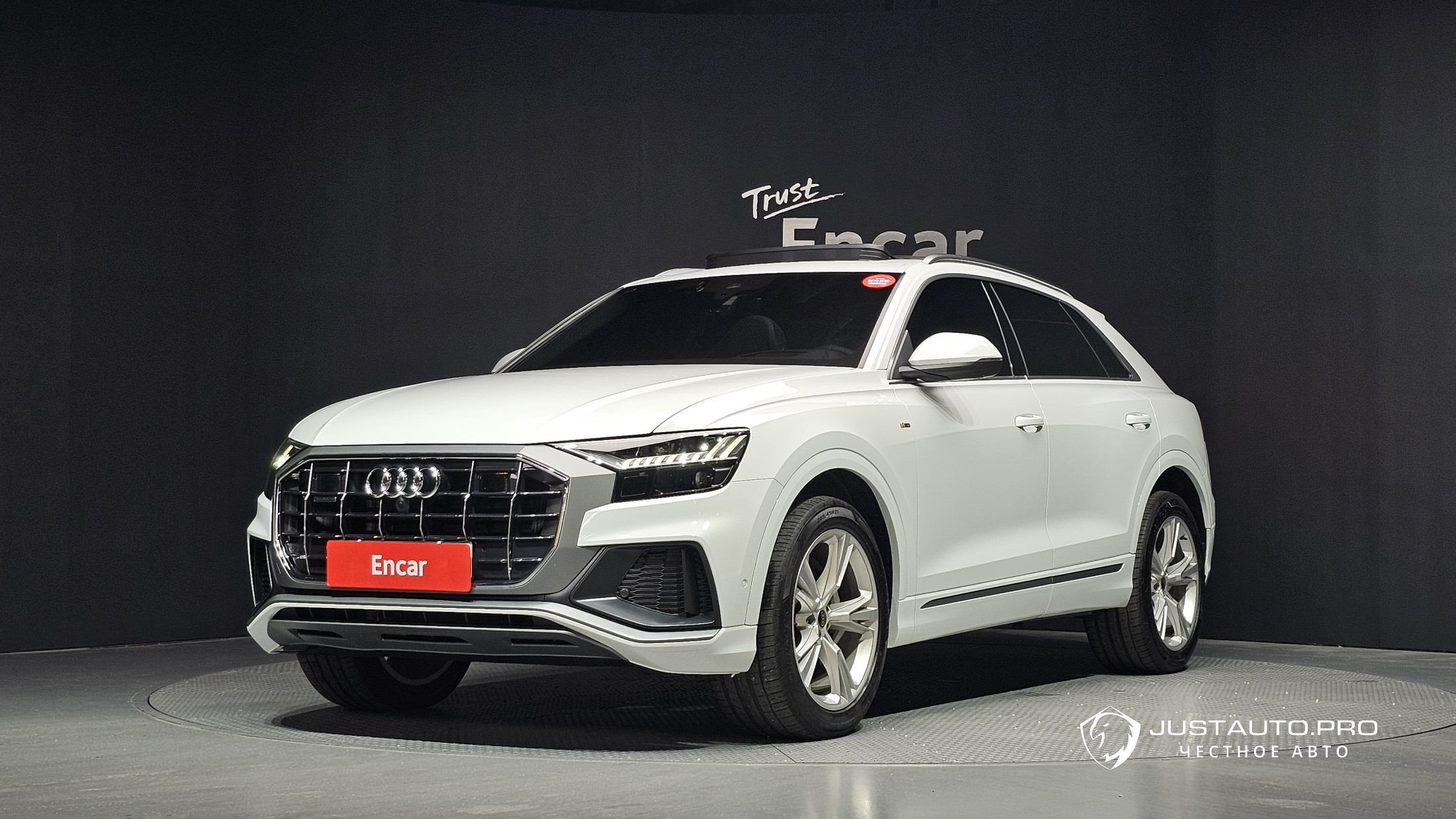 Автомобиль Audi Q8