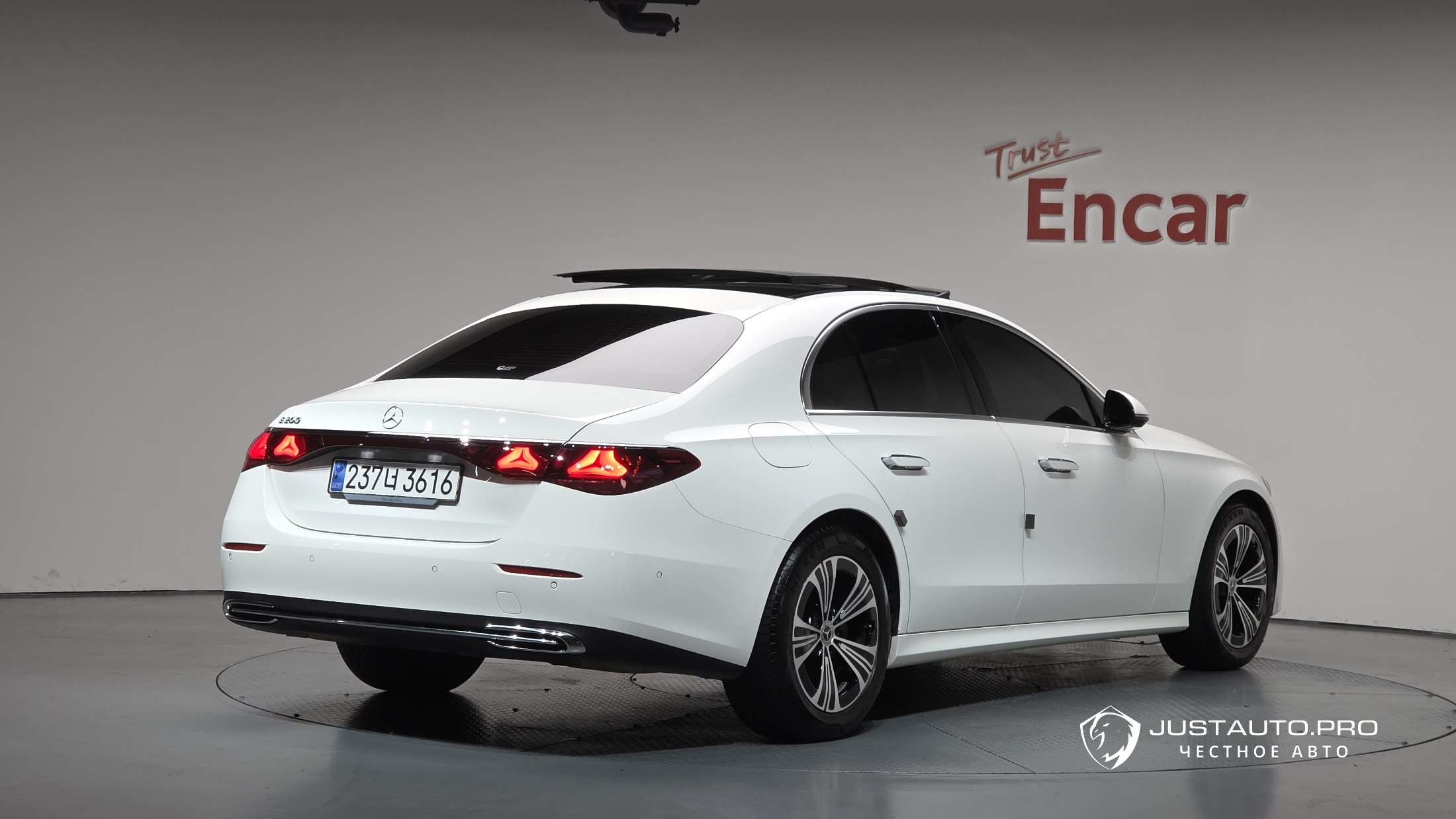 Автомобиль Mercedes-Benz E-Class
