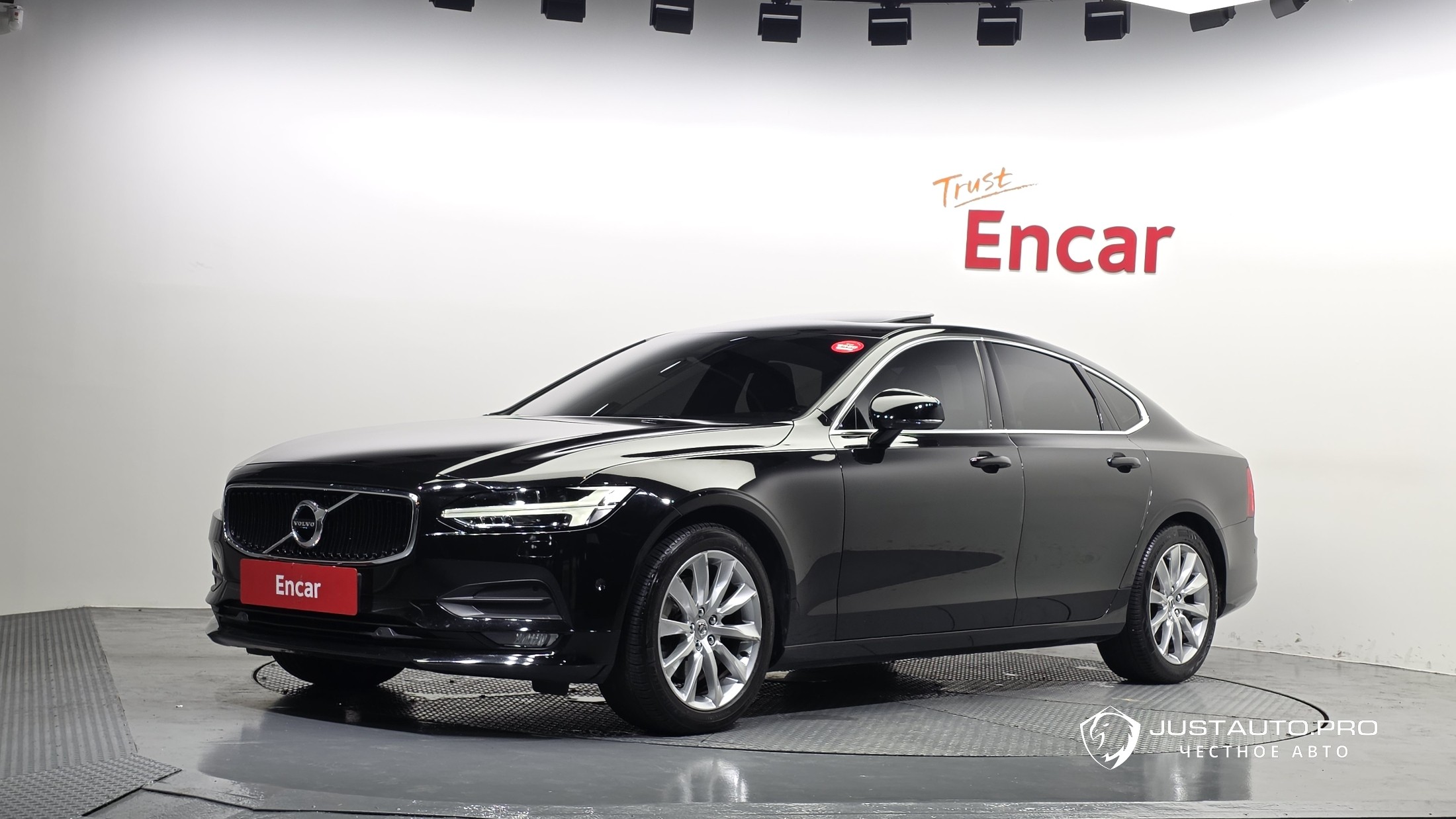 Автомобиль Volvo S90