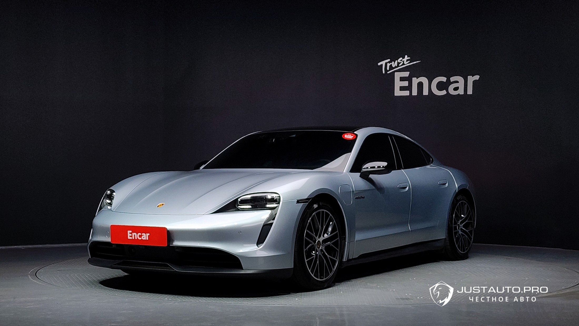 Автомобиль Porsche Taycan