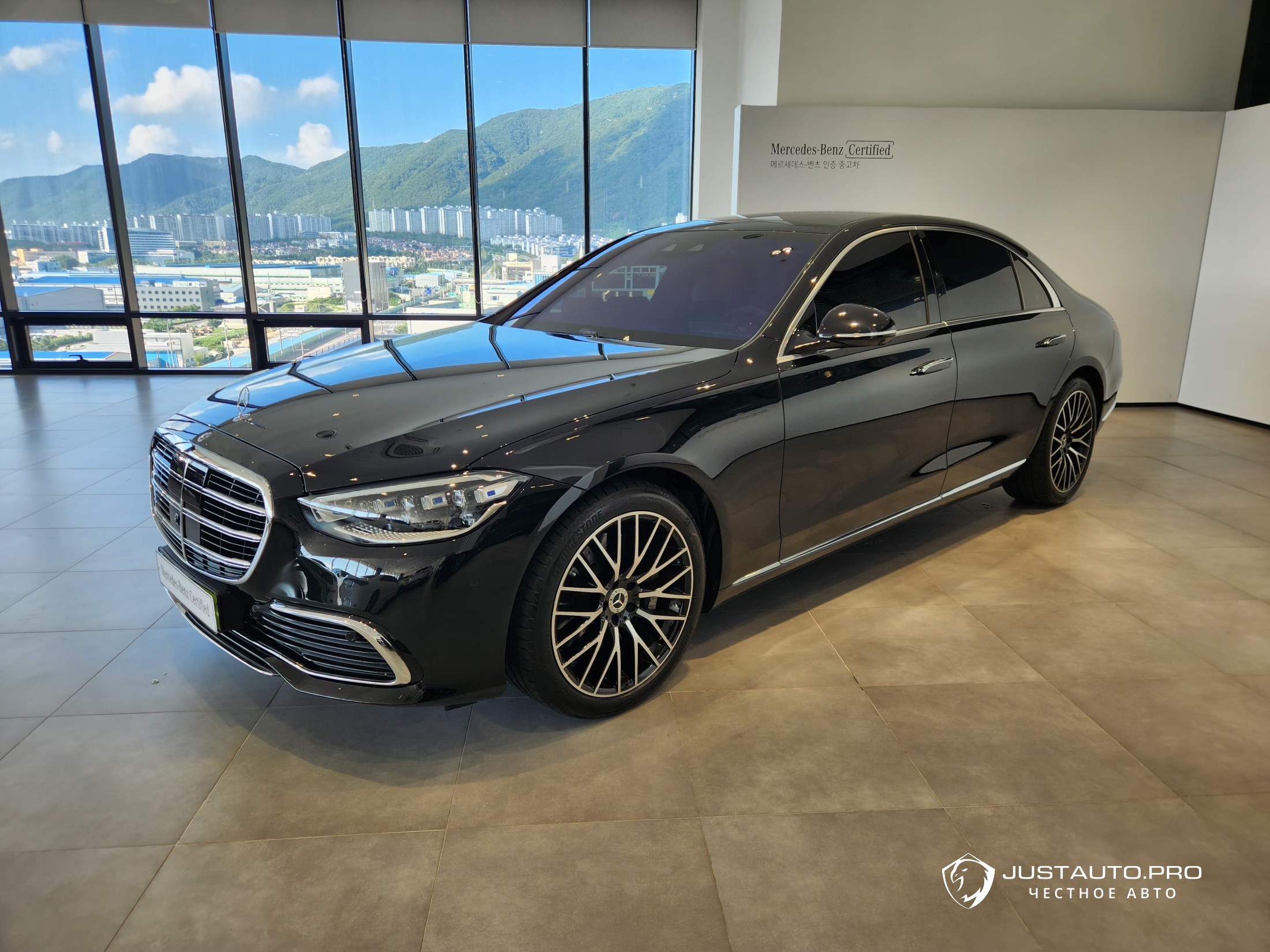 Автомобиль Mercedes-Benz S-Class