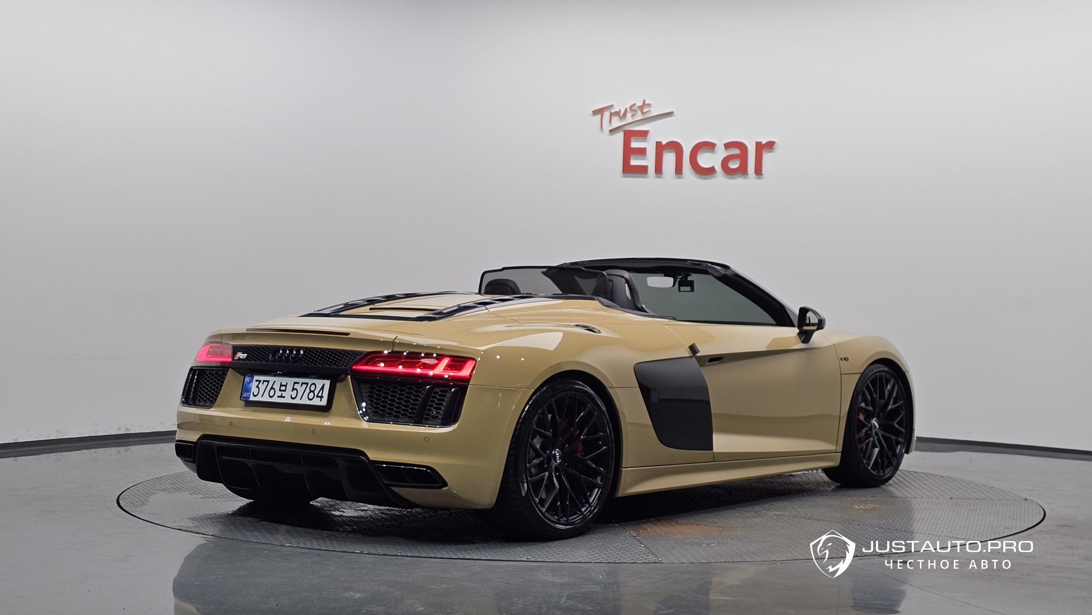 Автомобиль Audi R8