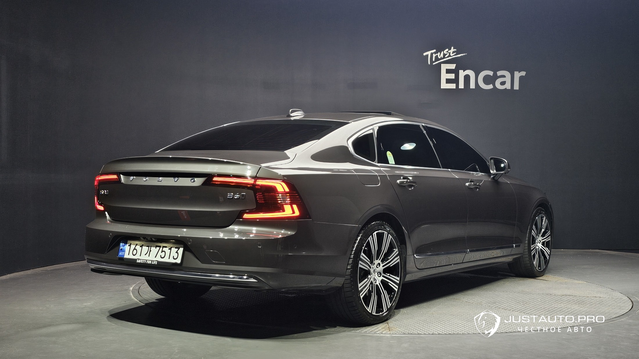 Автомобиль Volvo S90