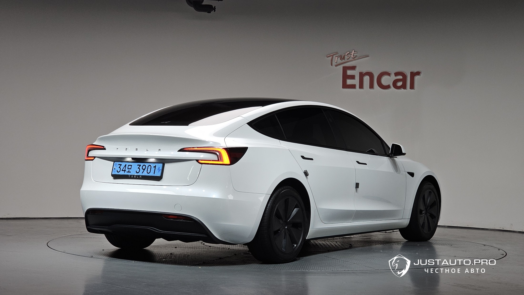 Автомобиль Tesla Model 3