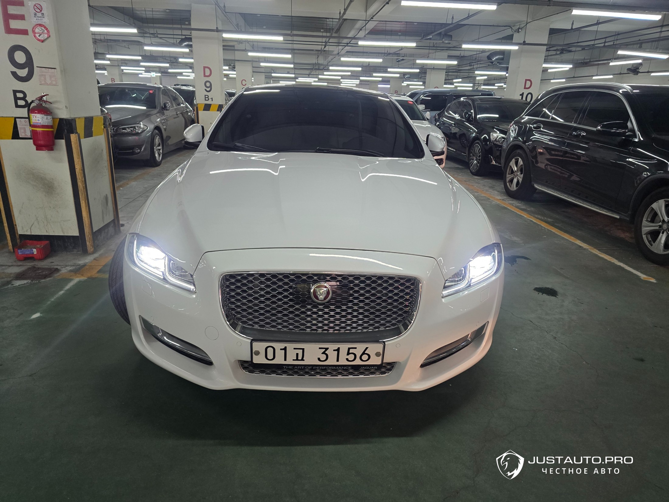 Автомобиль Jaguar XJ