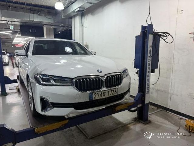 Автомобиль BMW 5-Series