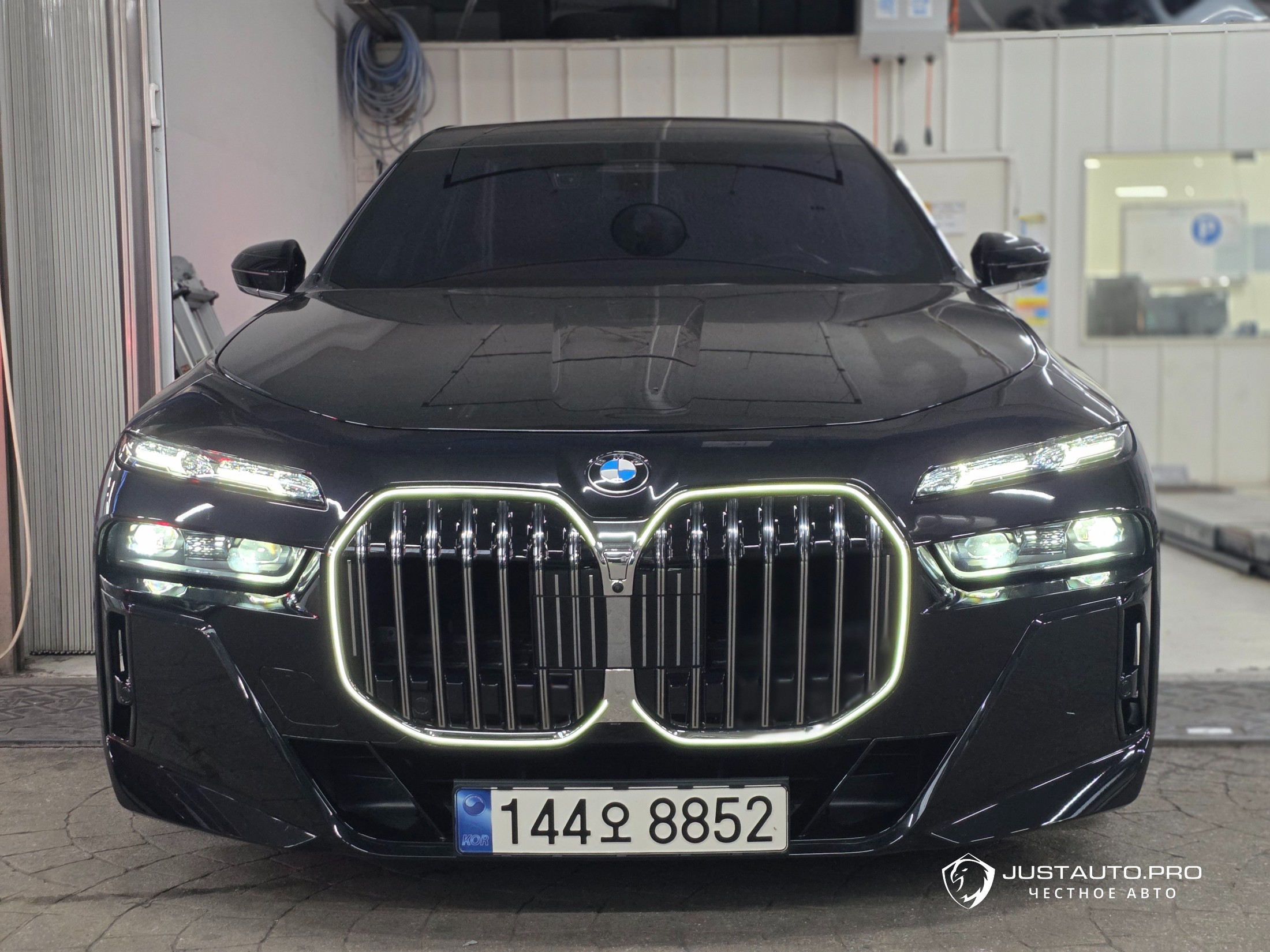 Автомобиль BMW 7-Series