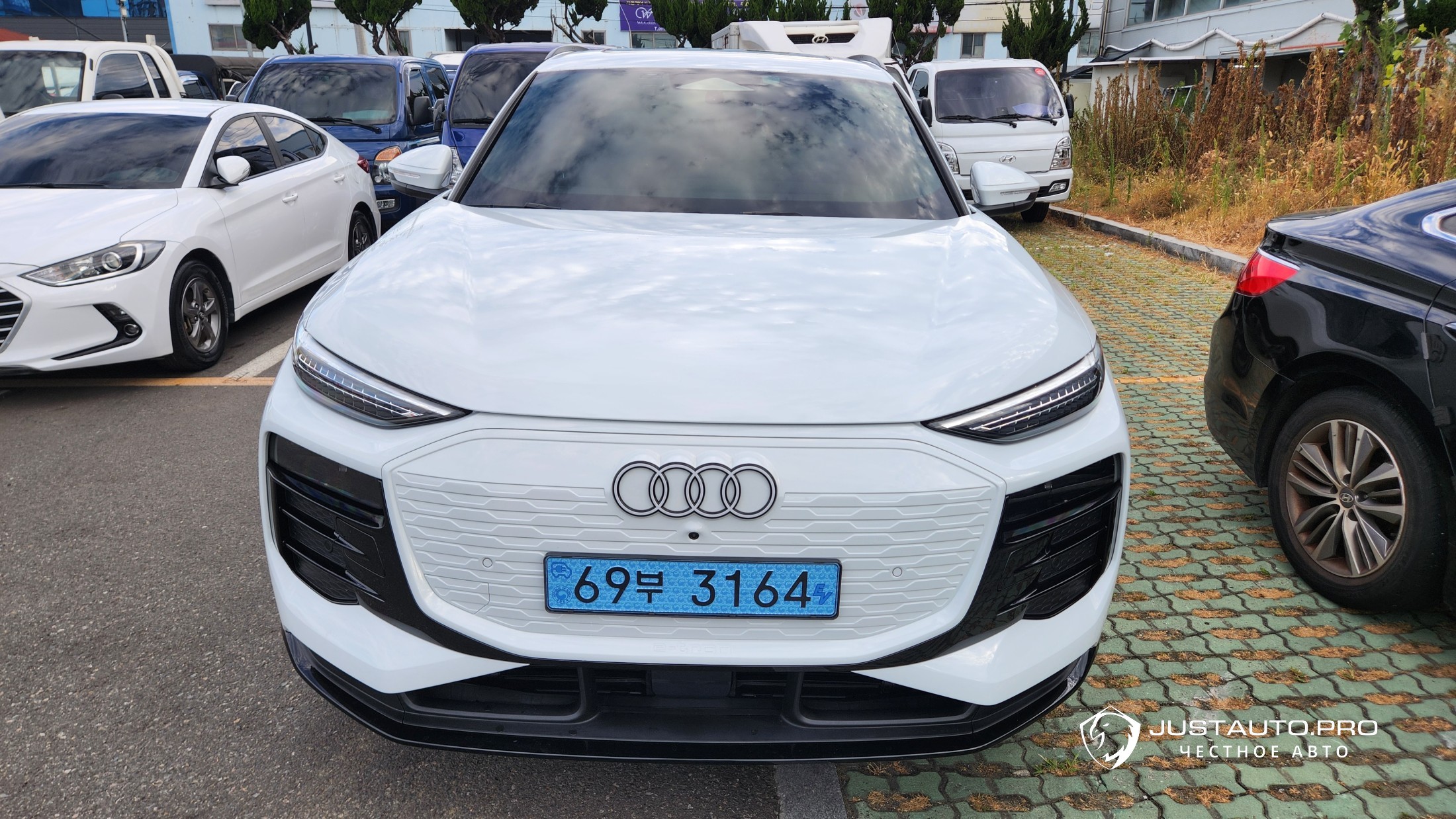 Автомобиль Audi Q6 e-tron