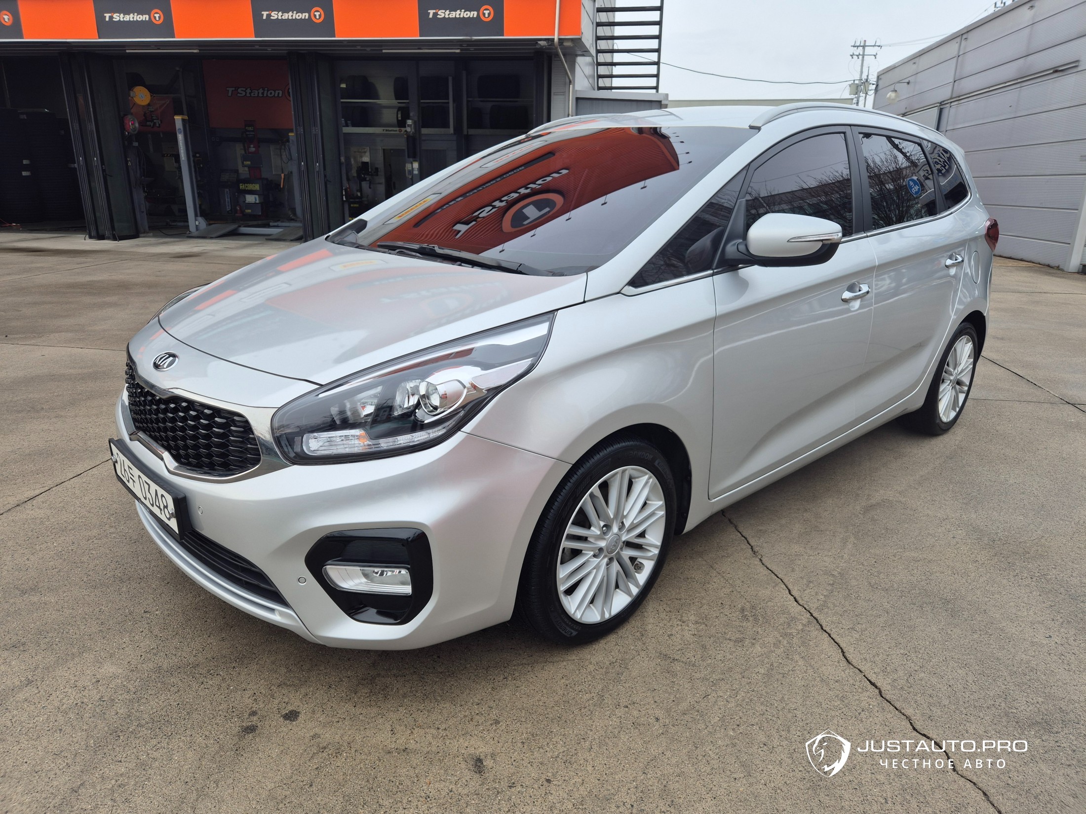Автомобиль Kia Carens