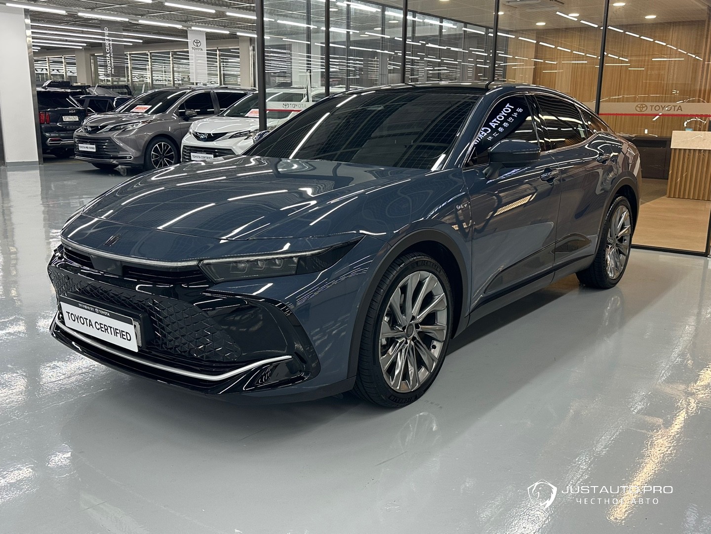 Автомобиль Toyota Crown
