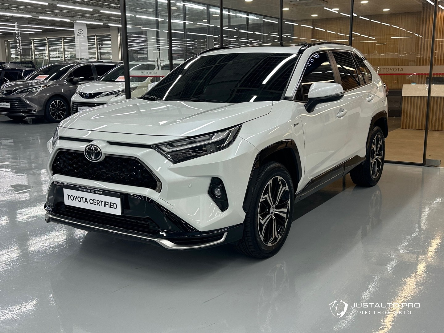 Автомобиль Toyota RAV4