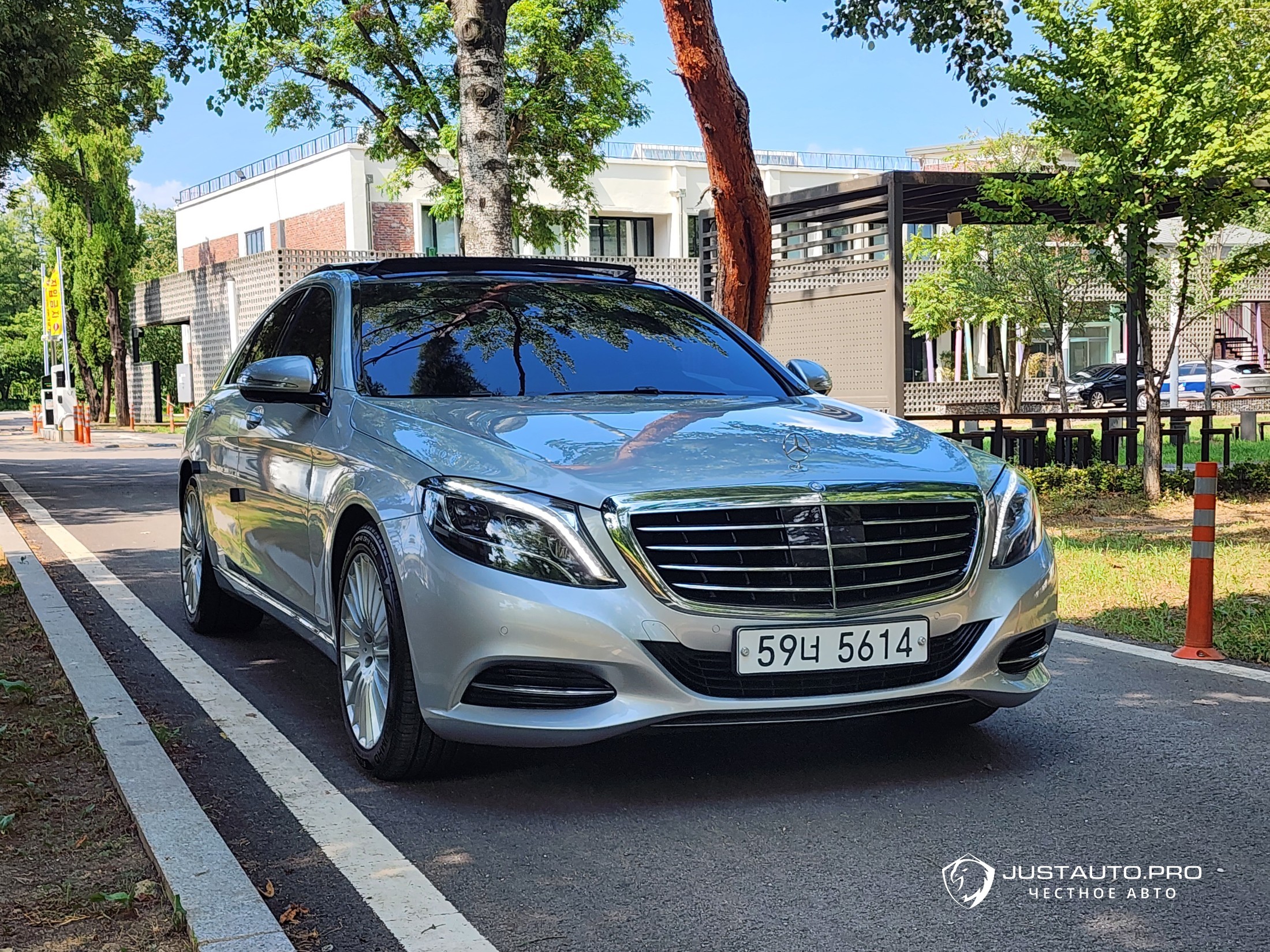 Автомобиль Mercedes-Benz S-Class