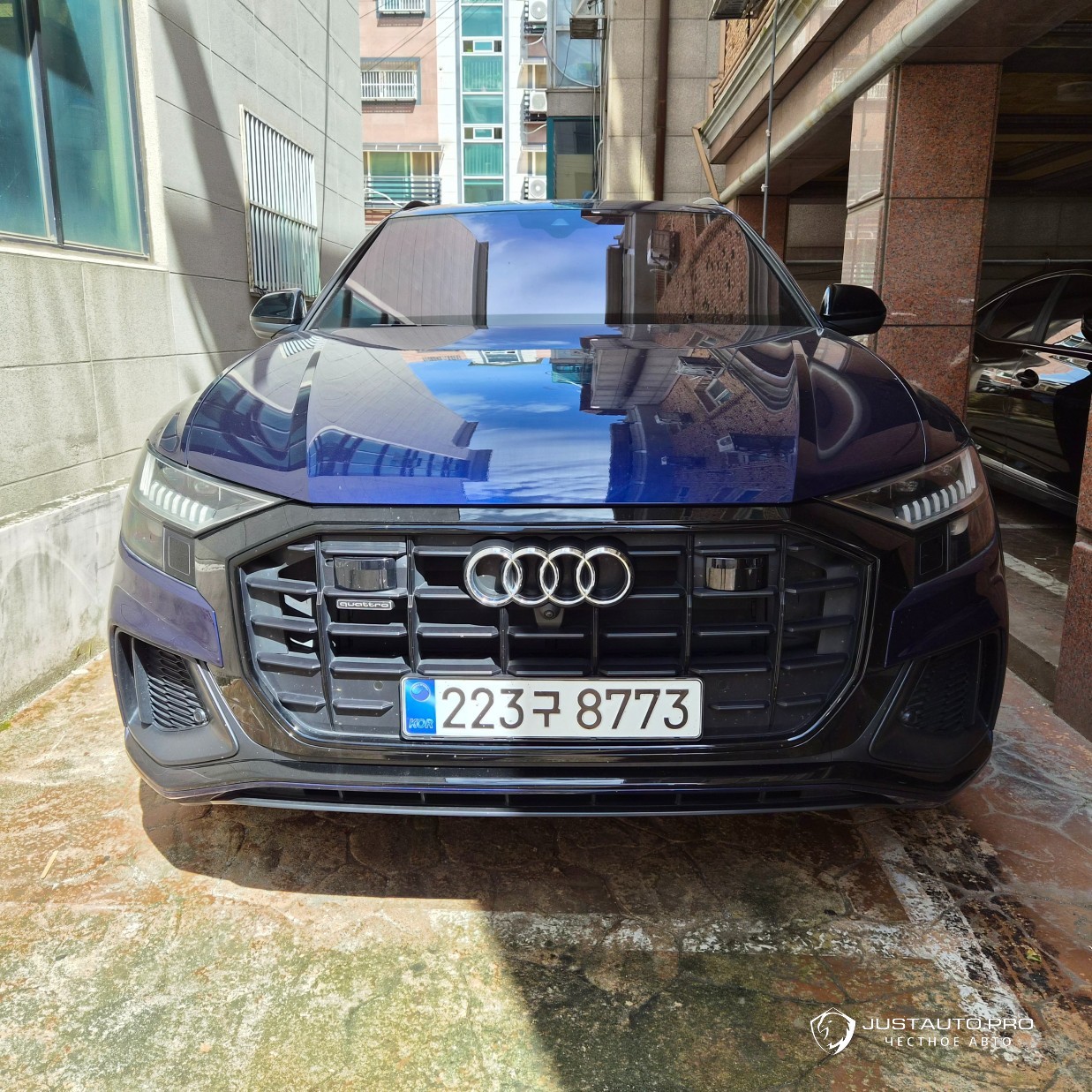 Автомобиль Audi Q8