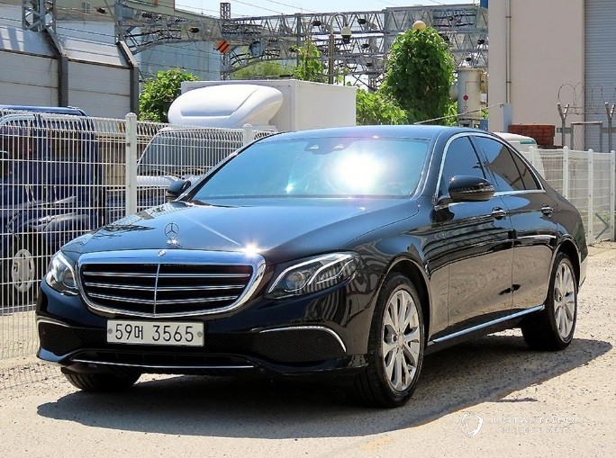 Автомобиль Mercedes-Benz E-Class