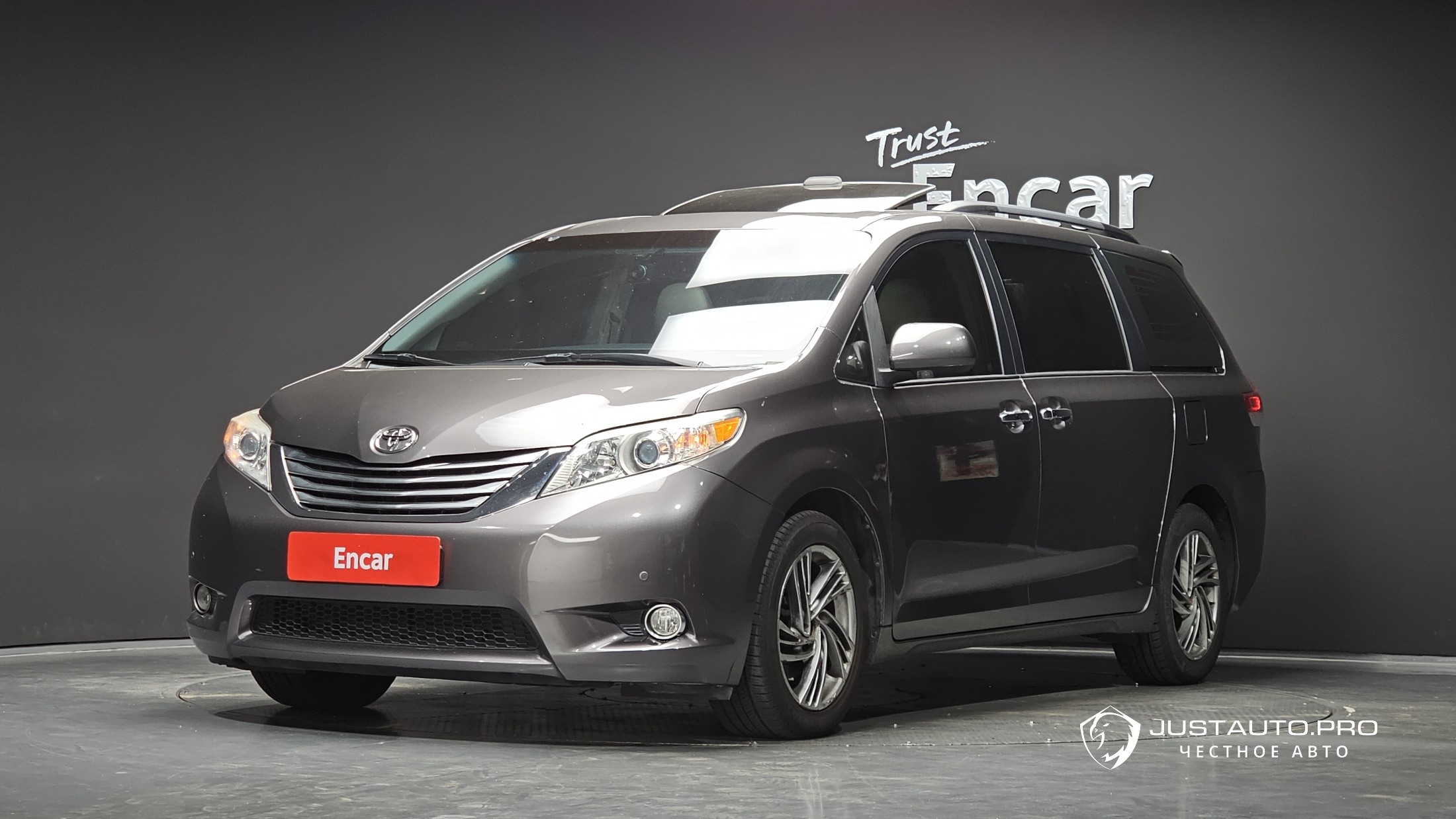 Автомобиль Toyota Sienna