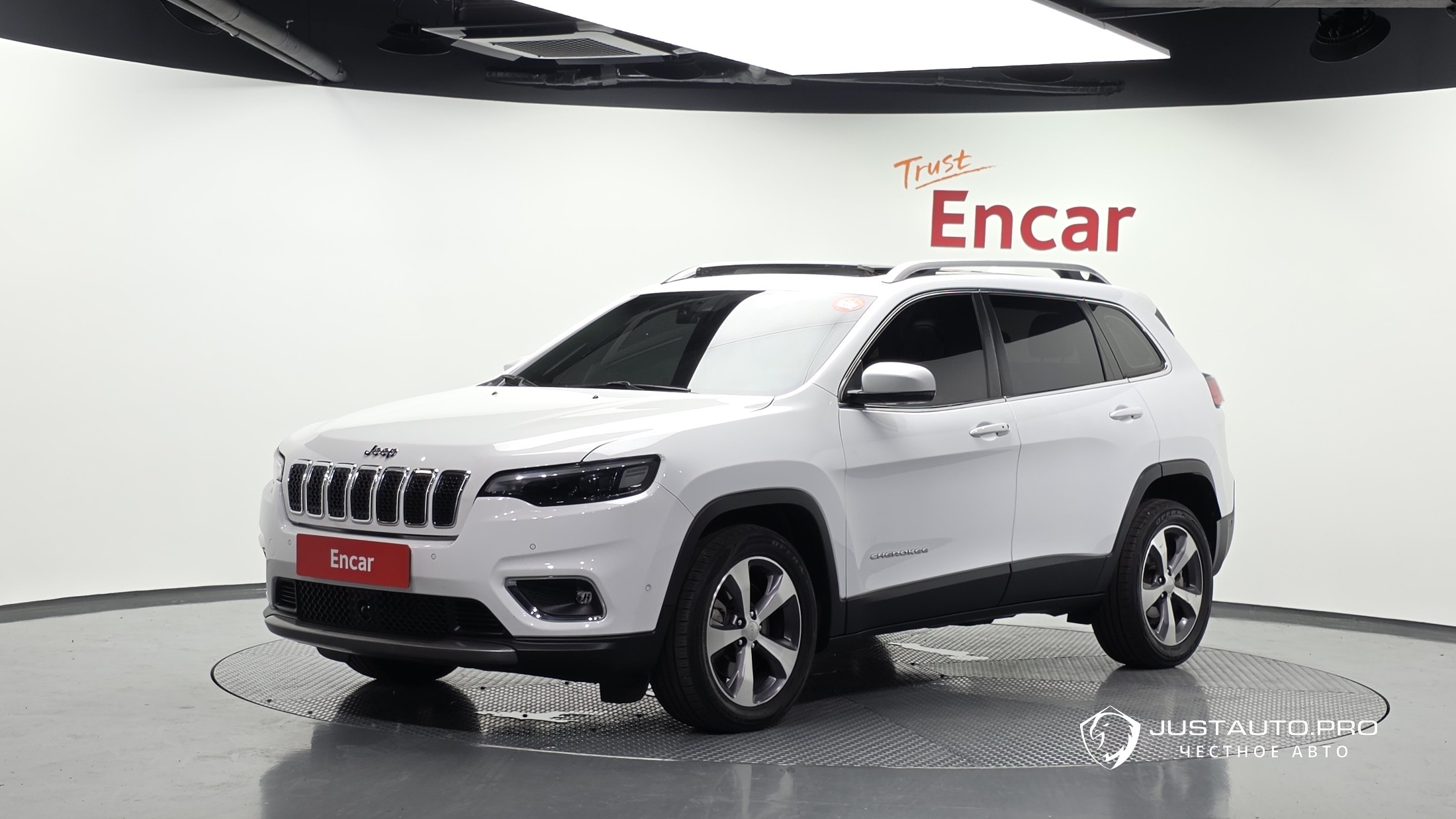 Автомобиль Jeep Cherokee