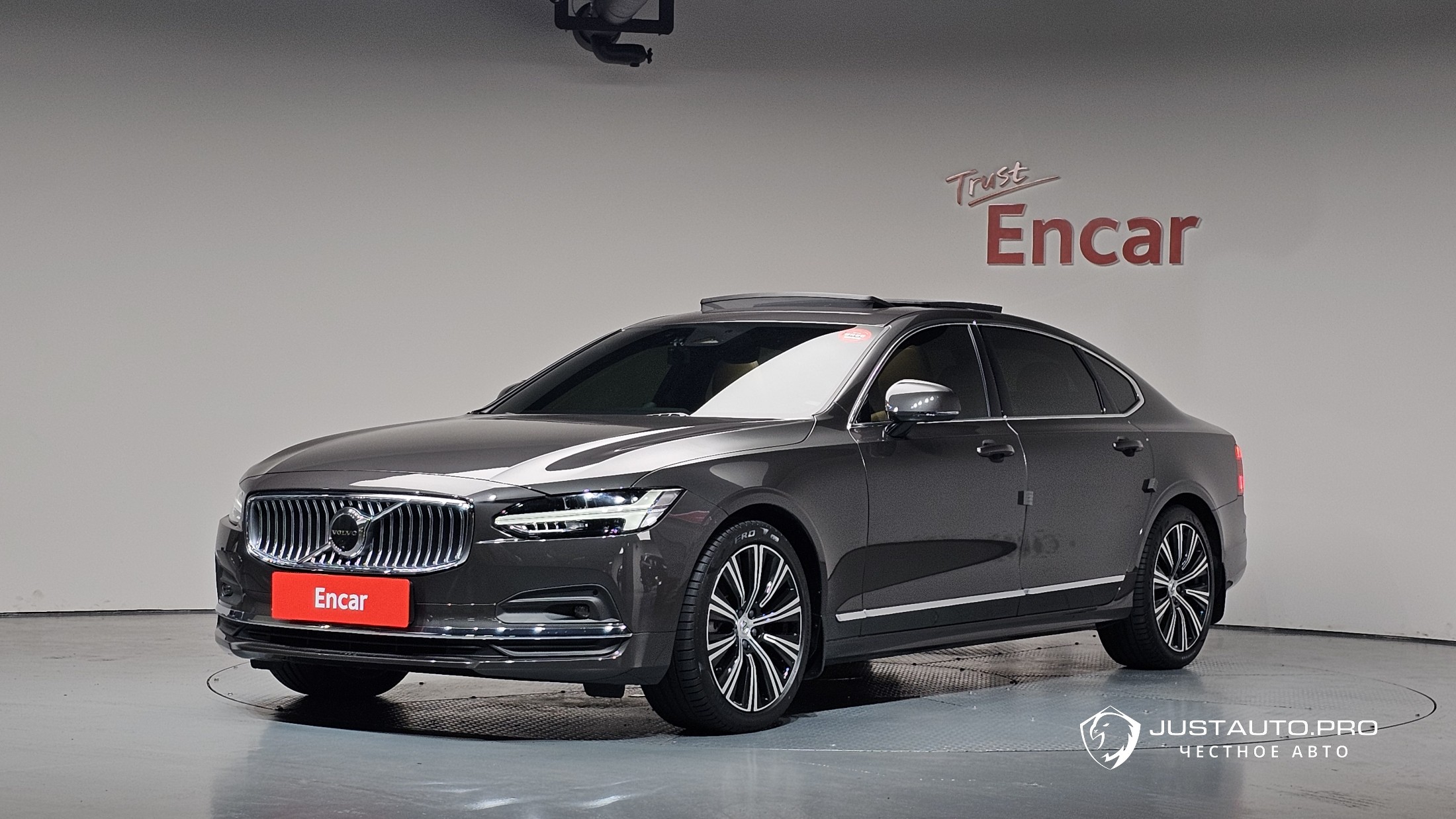 Автомобиль Volvo S90