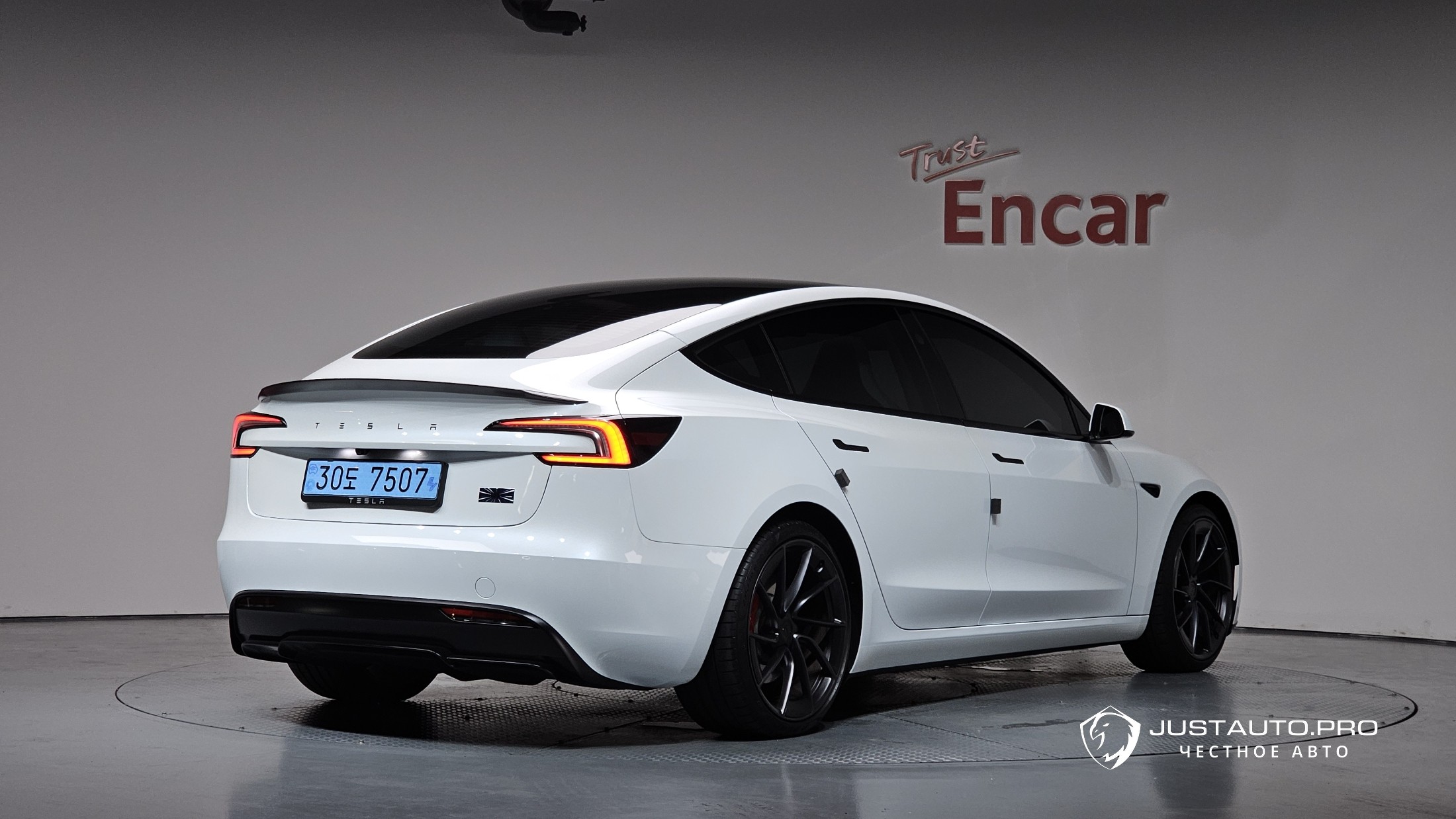 Автомобиль Tesla Model 3