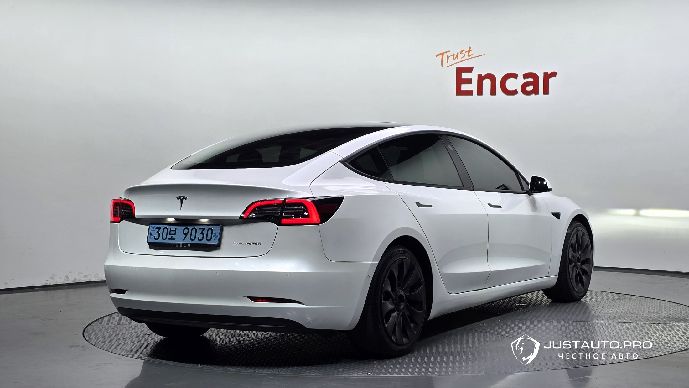 Автомобиль Tesla Model 3