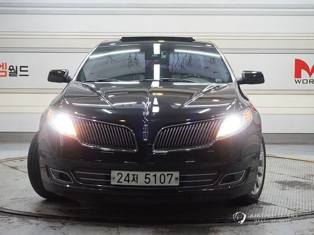 Автомобиль Lincoln MKS