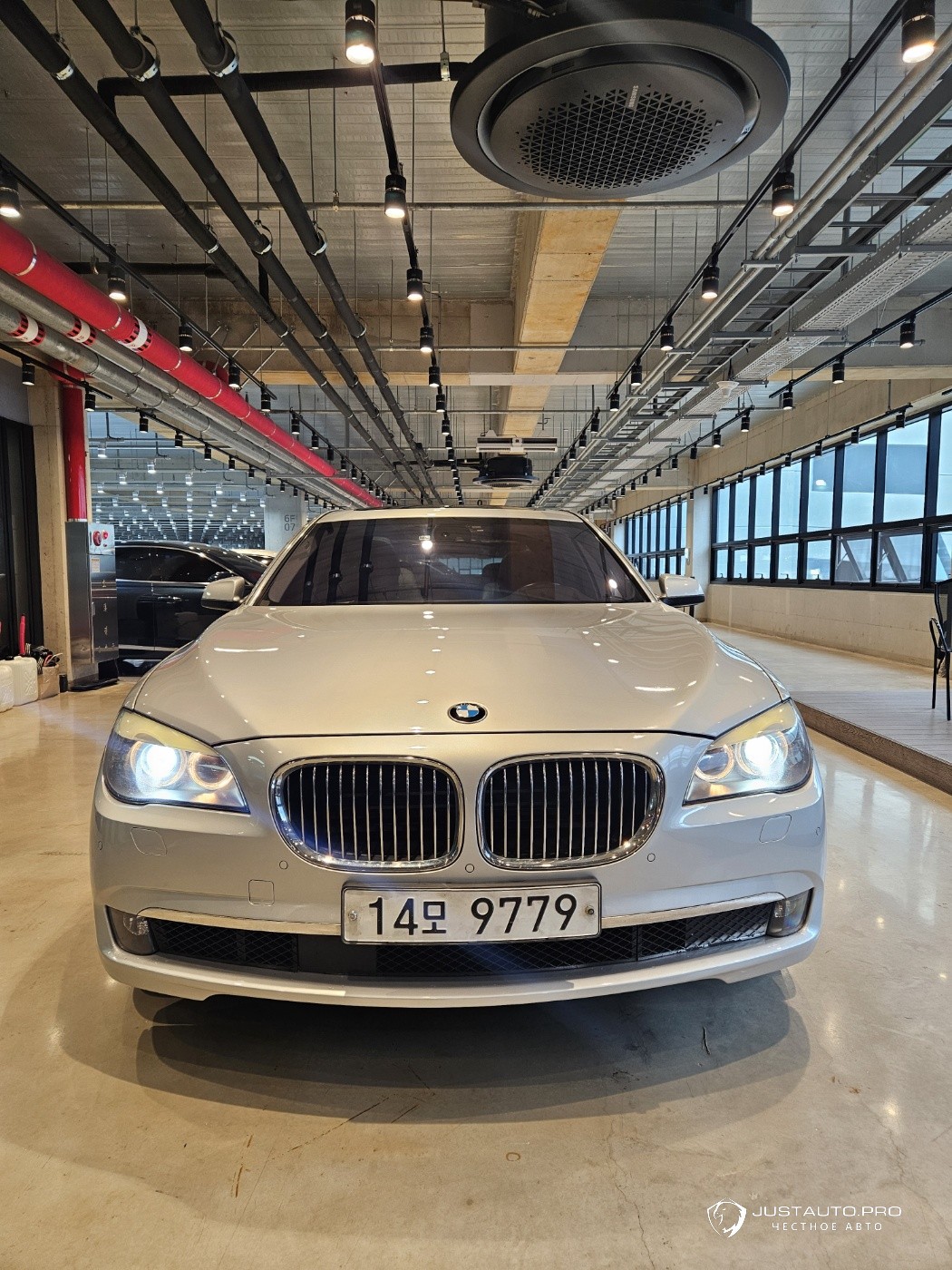 Автомобиль BMW 7-Series