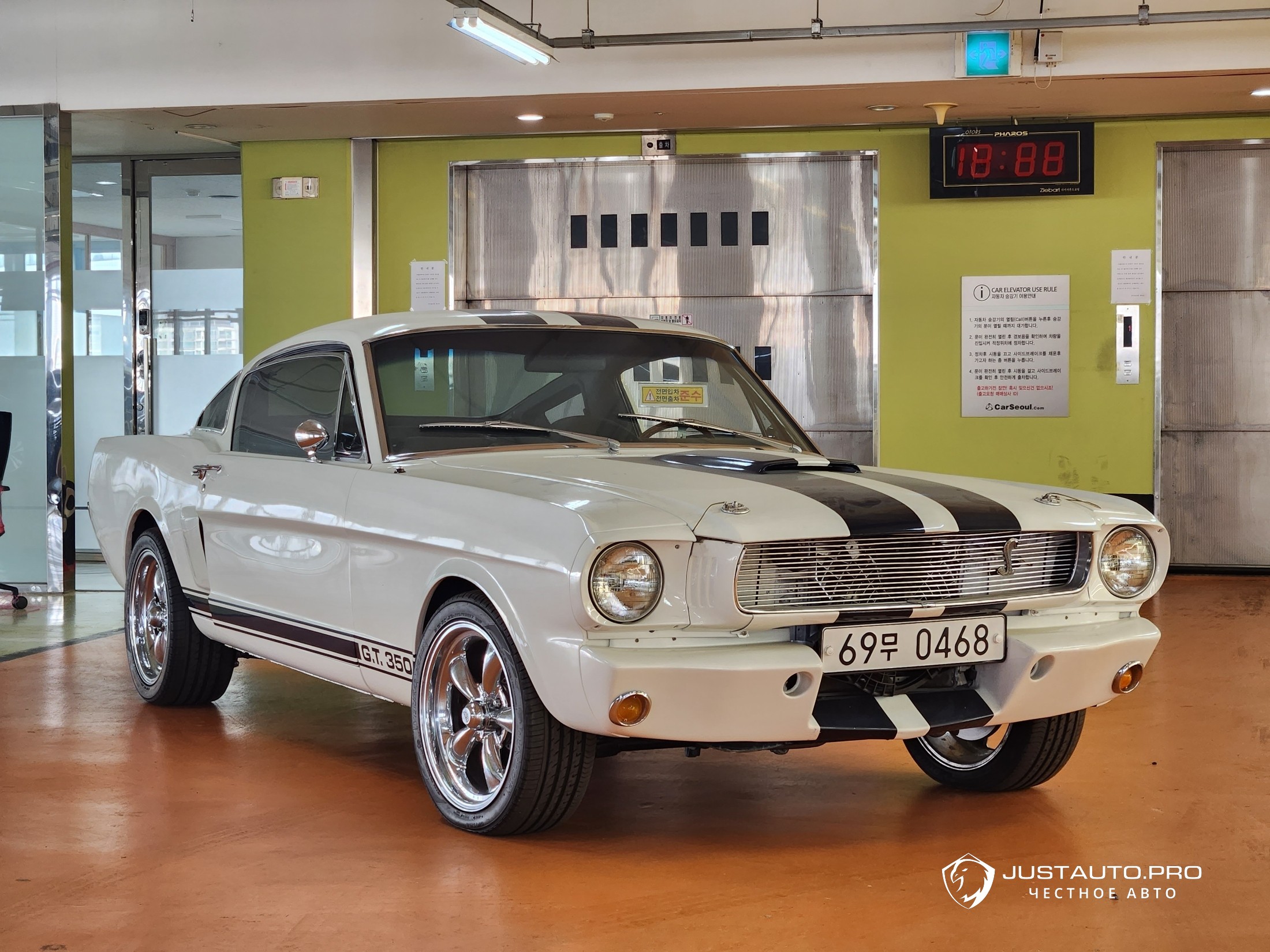 Автомобиль Ford Mustang
